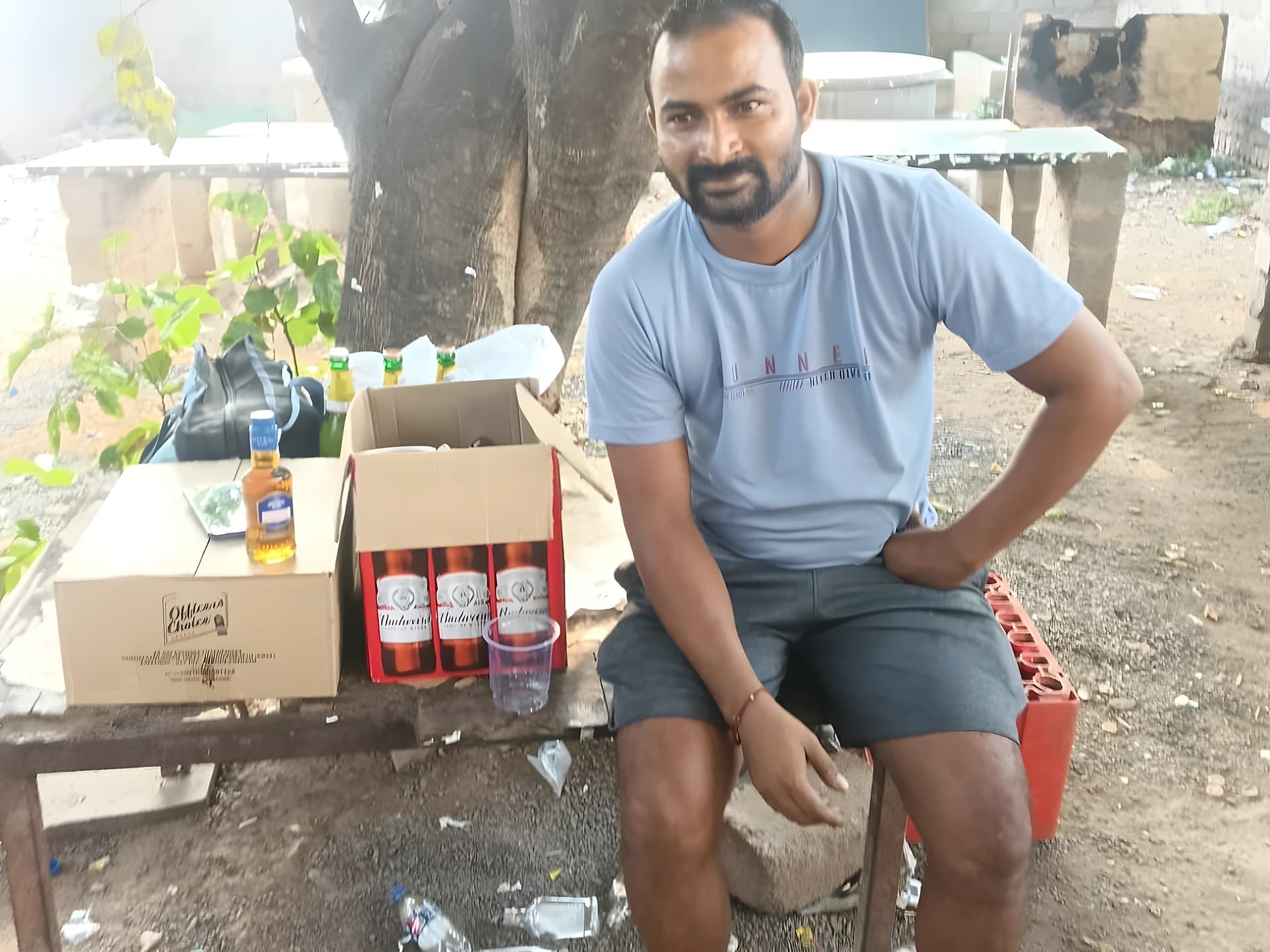 సంతలో సరుకుల అమ్ముతున్న మద్యం