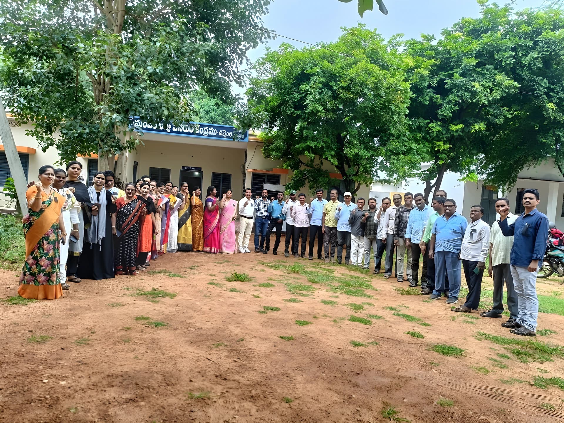 చివ్వెంల మండలంలో టీచర్ల నిరసన