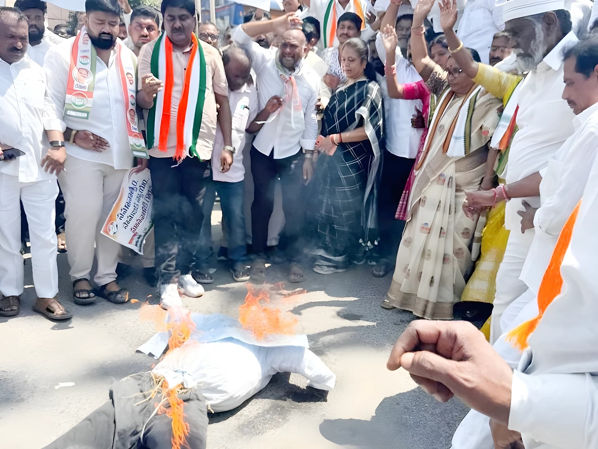 వరంగల్లో EC దిష్టిబొమ్మ దహనం