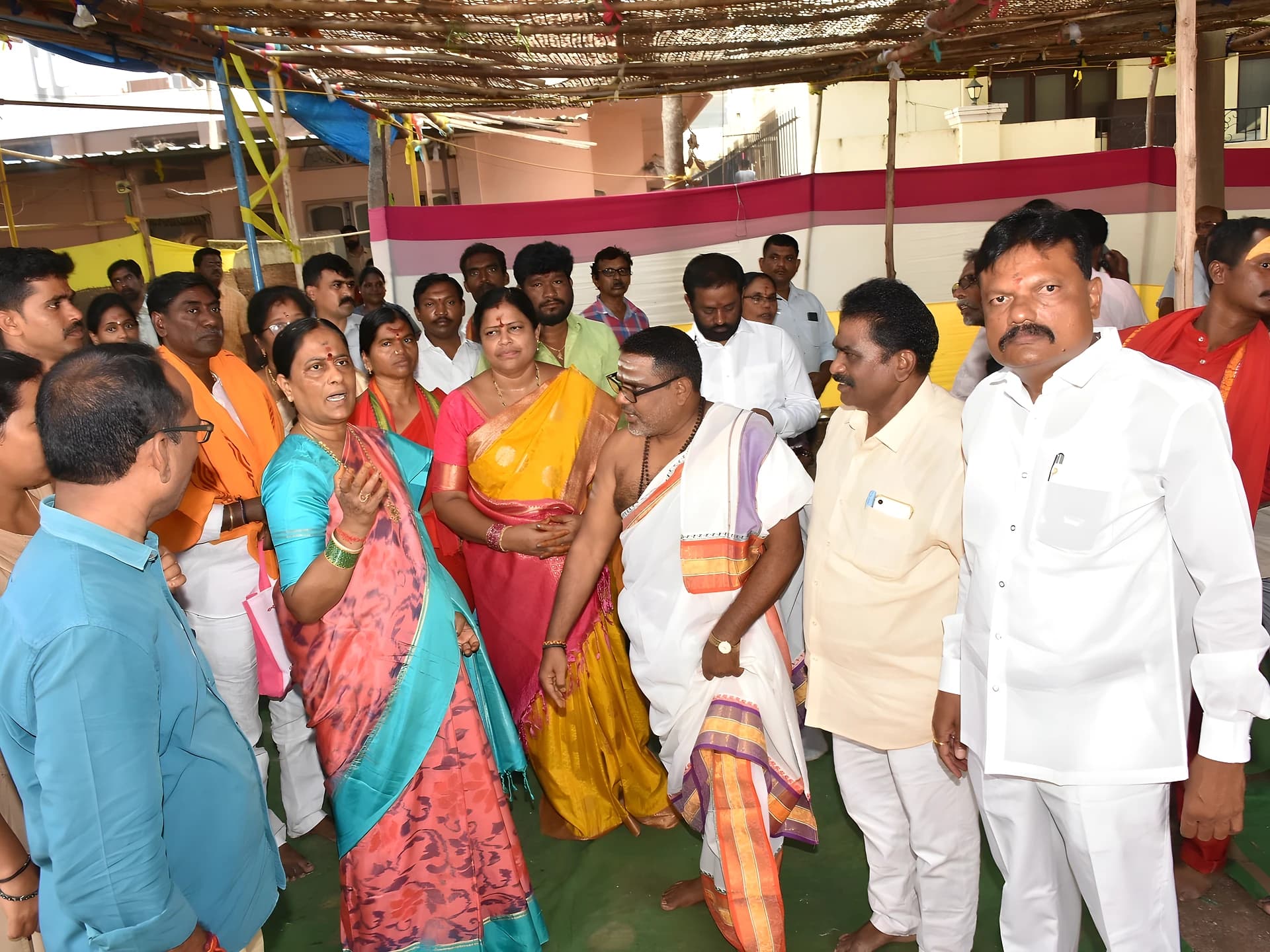 కాశిబుగ్గలో మహా అన్నదానం.. కొండా సురేఖ ఎంట్రీ!