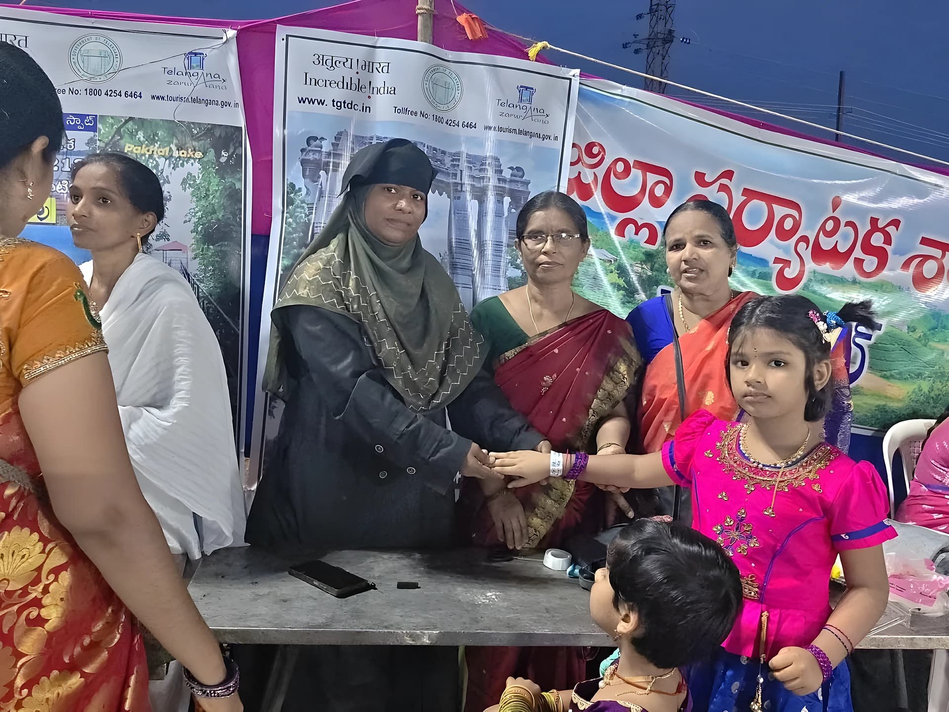 కలెక్టర్ సత్య శారదకు మహిళల అభినందనలు