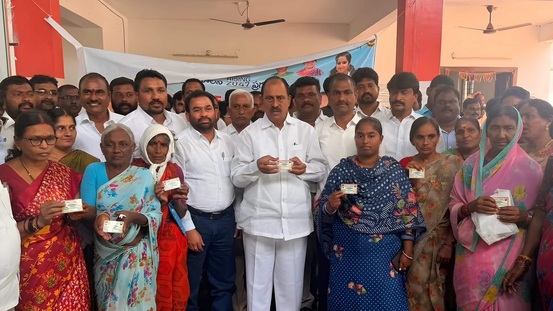 పరకాలలో స్మార్ట్ రేషన్ కార్డుల పంపిణీ