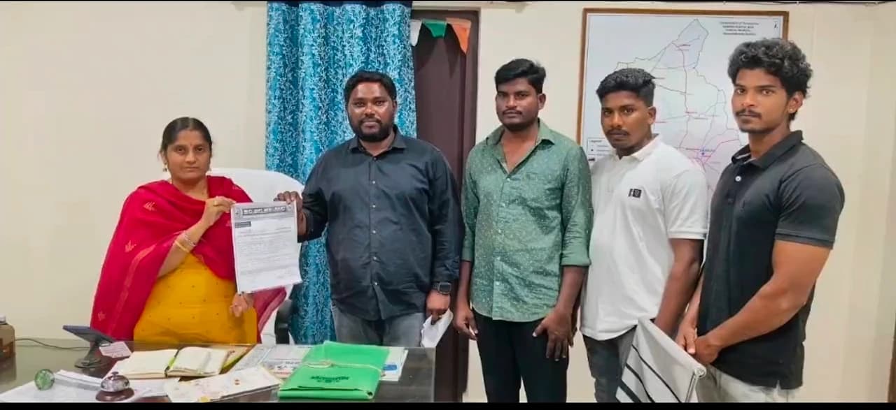 పరకాలలో DS పార్టీ ఆందోళన.. ₹14,000 కోట్లు కావాలి!