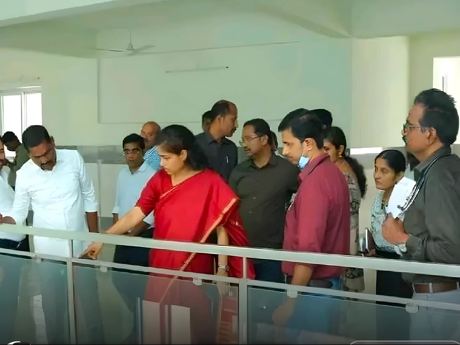 ఆసుపత్రి పనులను పరిశీలించిన కలెక్టర్.
