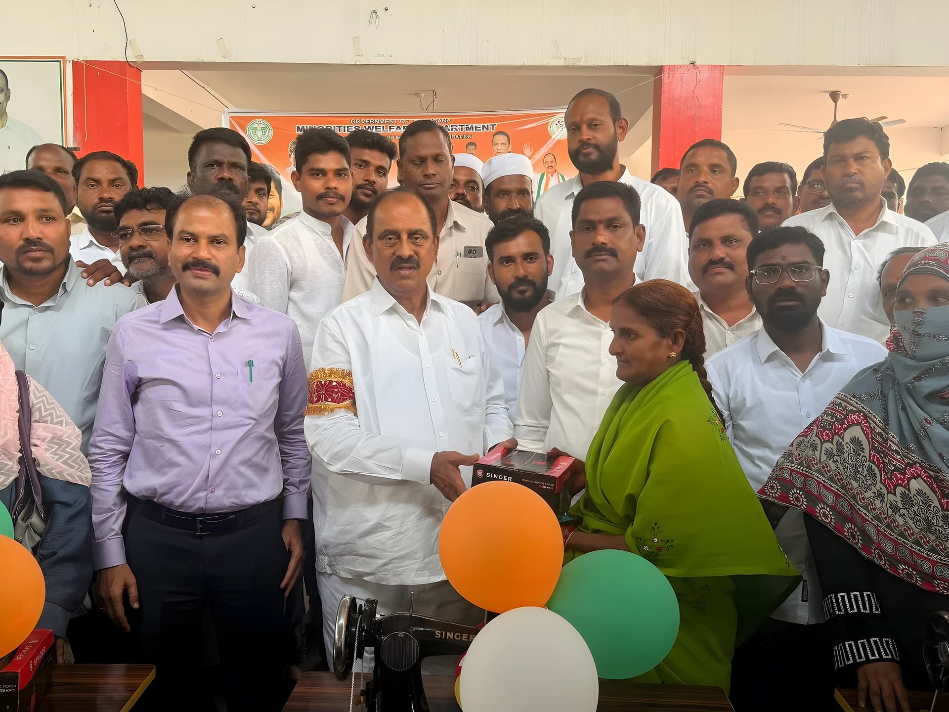 మహిళలకు కుట్టు మిషన్ల పంపిణీ