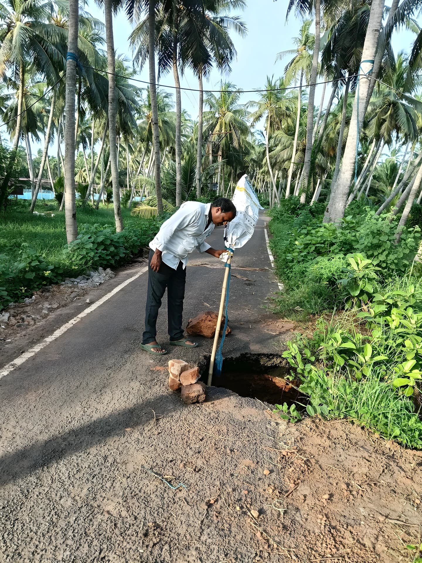 మట్టపర్రు రోడ్డులో భారీ గొయ్యి..! డేంజర్ డేంజర్
