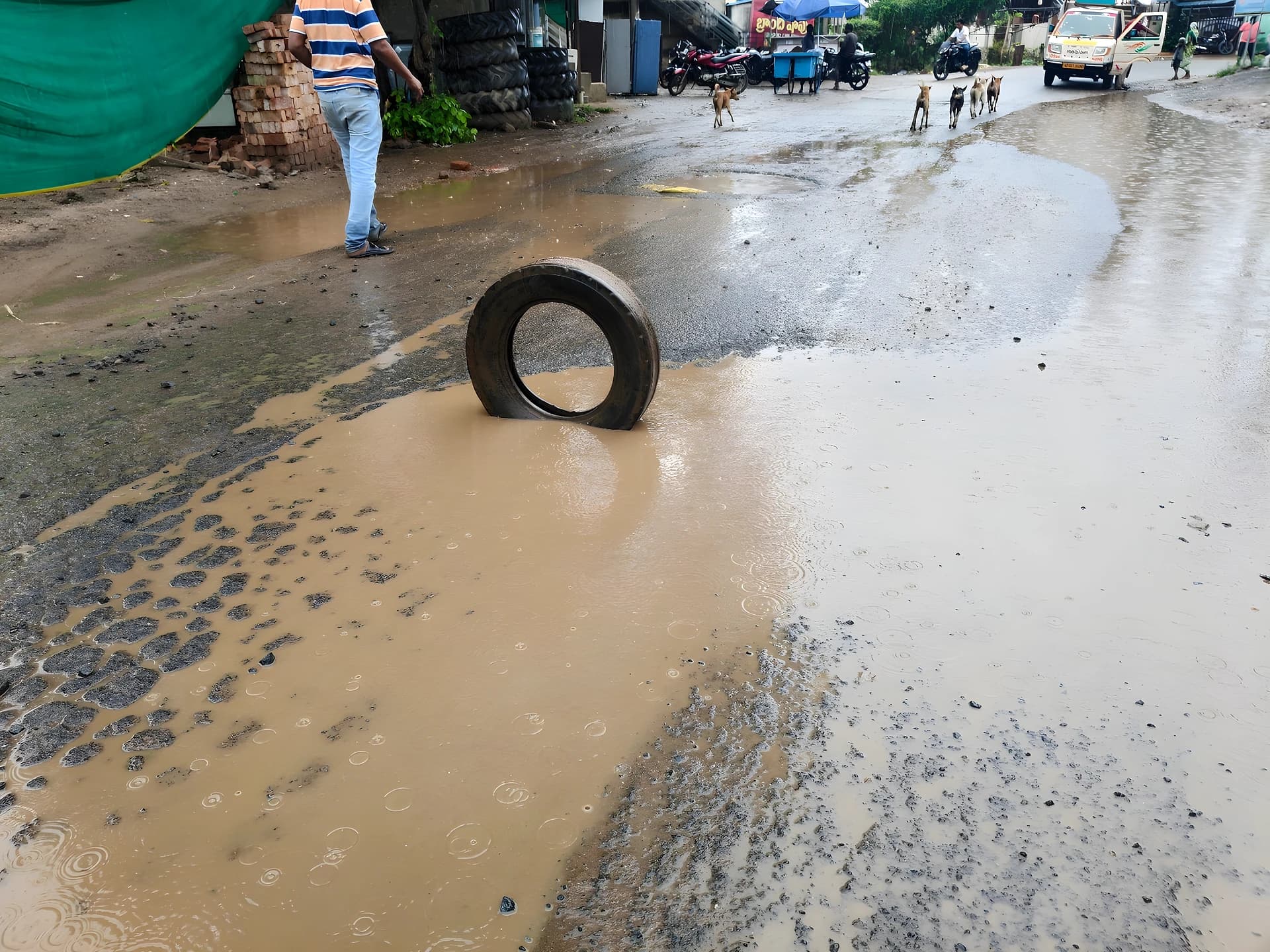 రోడ్డు అధ్వానం.. మొత్తం గుంతలమయం