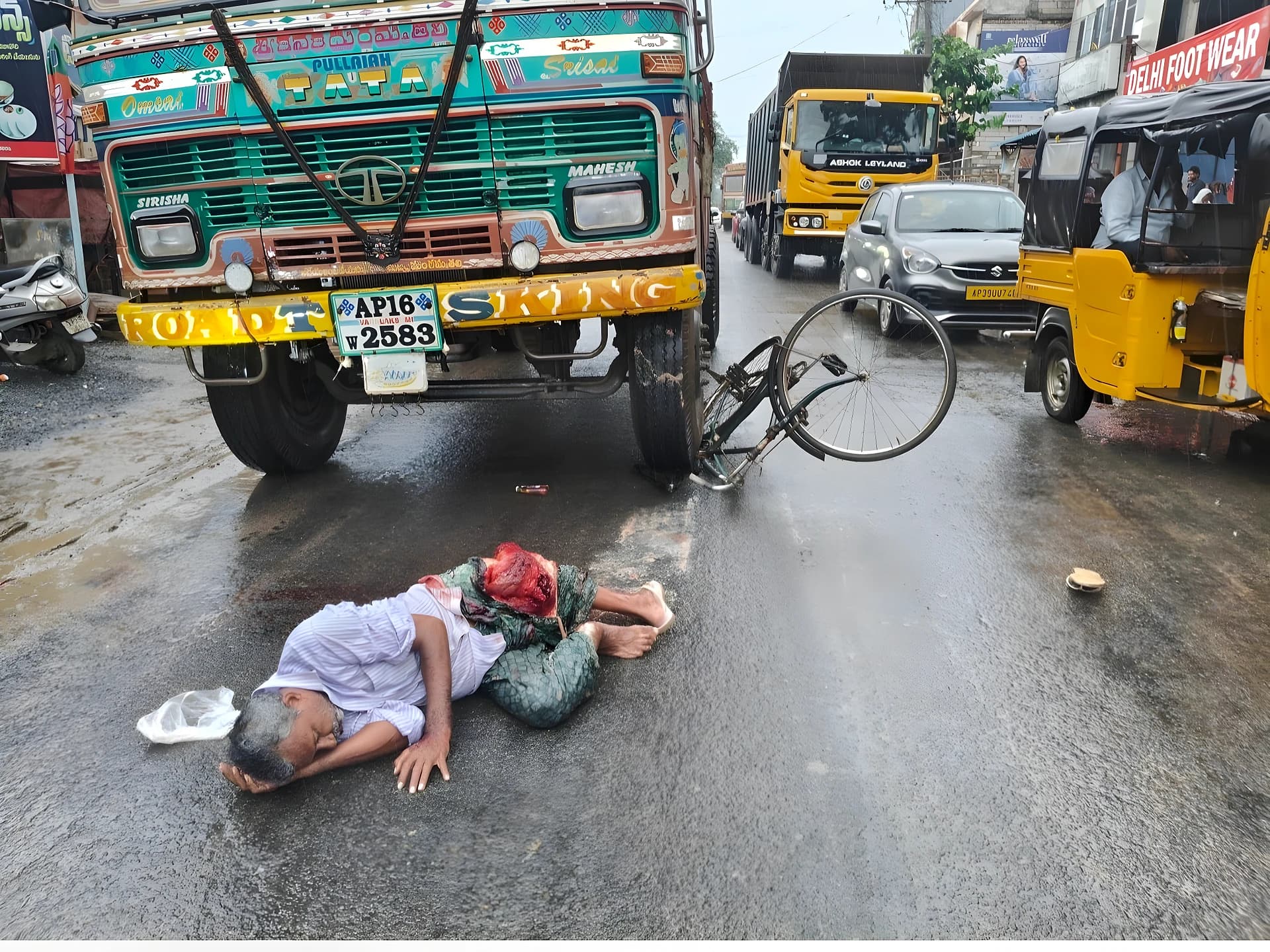సైకిల్ పైకి లారీ... కాలు నుజ్జు!