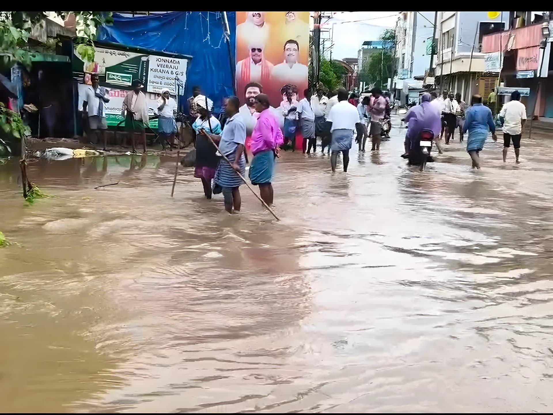 రోడ్లు, ఇళ్లలోకి చేరుతున్న వరద నీరు