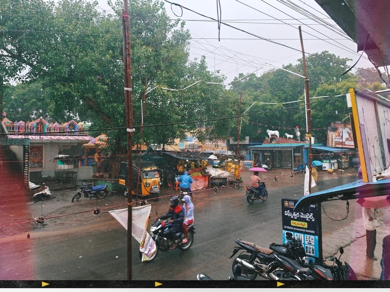 గోకవరం రోడ్లు నిర్మానుష్యం