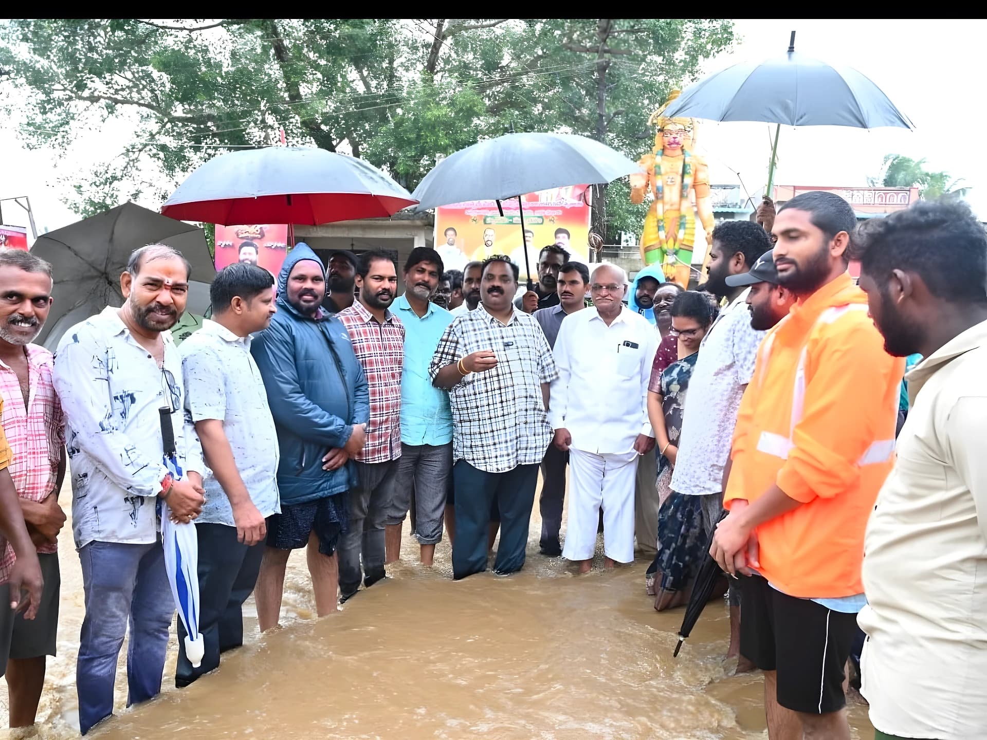 పొంగిపొర్లుతున్న బురదకాలువ.. స్పాట్కి చేరుకున్న MLA