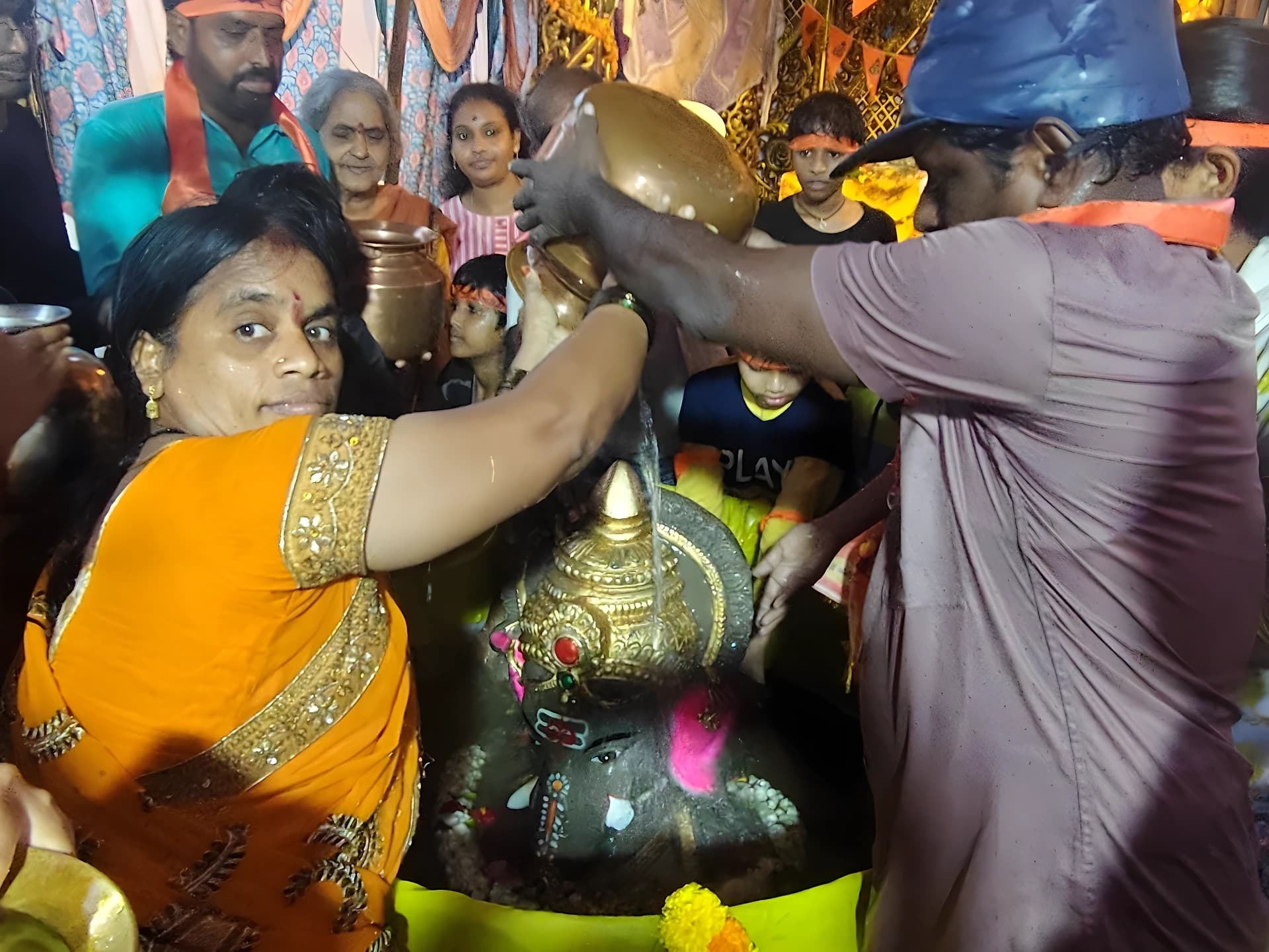 ఆరడుగుల మట్టి వినాయకుడు.. భక్తి పరవశంలో నిమజ్జనం!