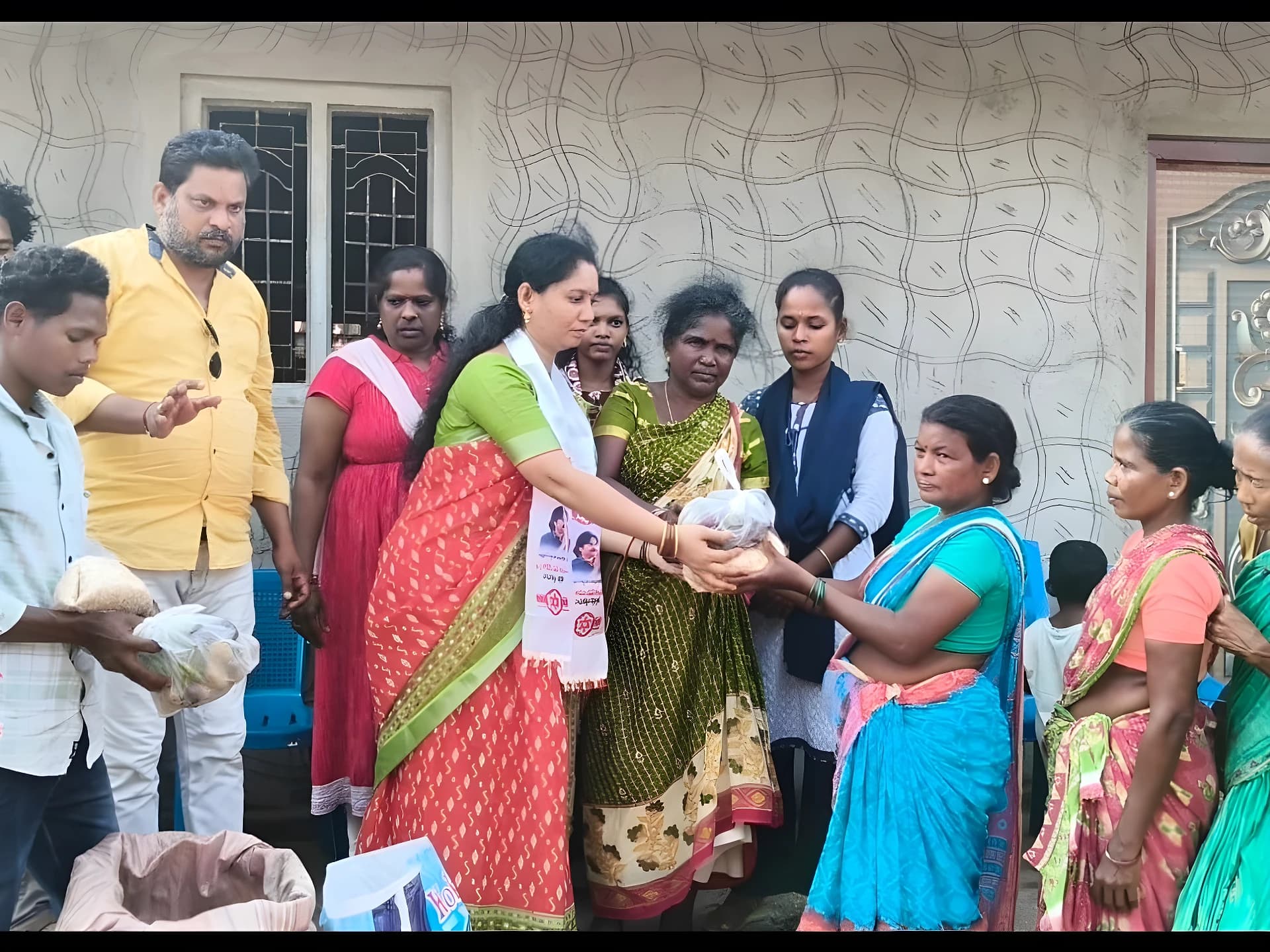 వరద బాధితులకు జనసేన నేత సాయం