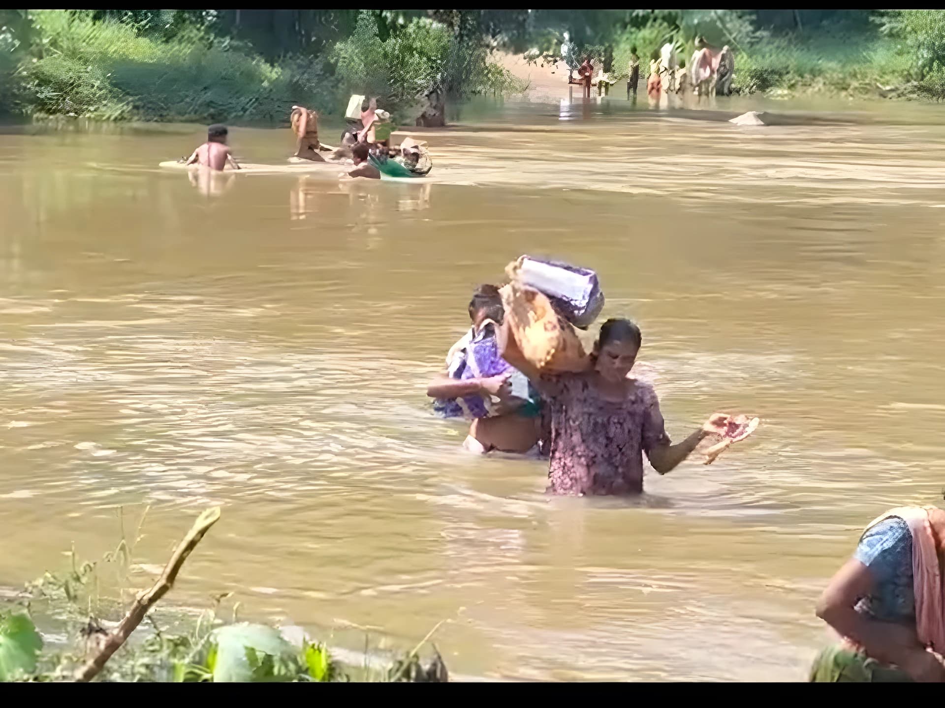 ఊరికి పోవాలంటే ప్రాణం గుప్పెట్లో పెట్టుకుని...