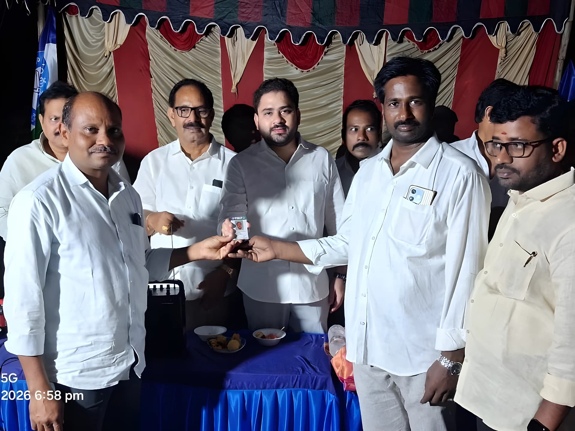 కూటమికి ఓటుతో బుద్ధి చెప్పండి!