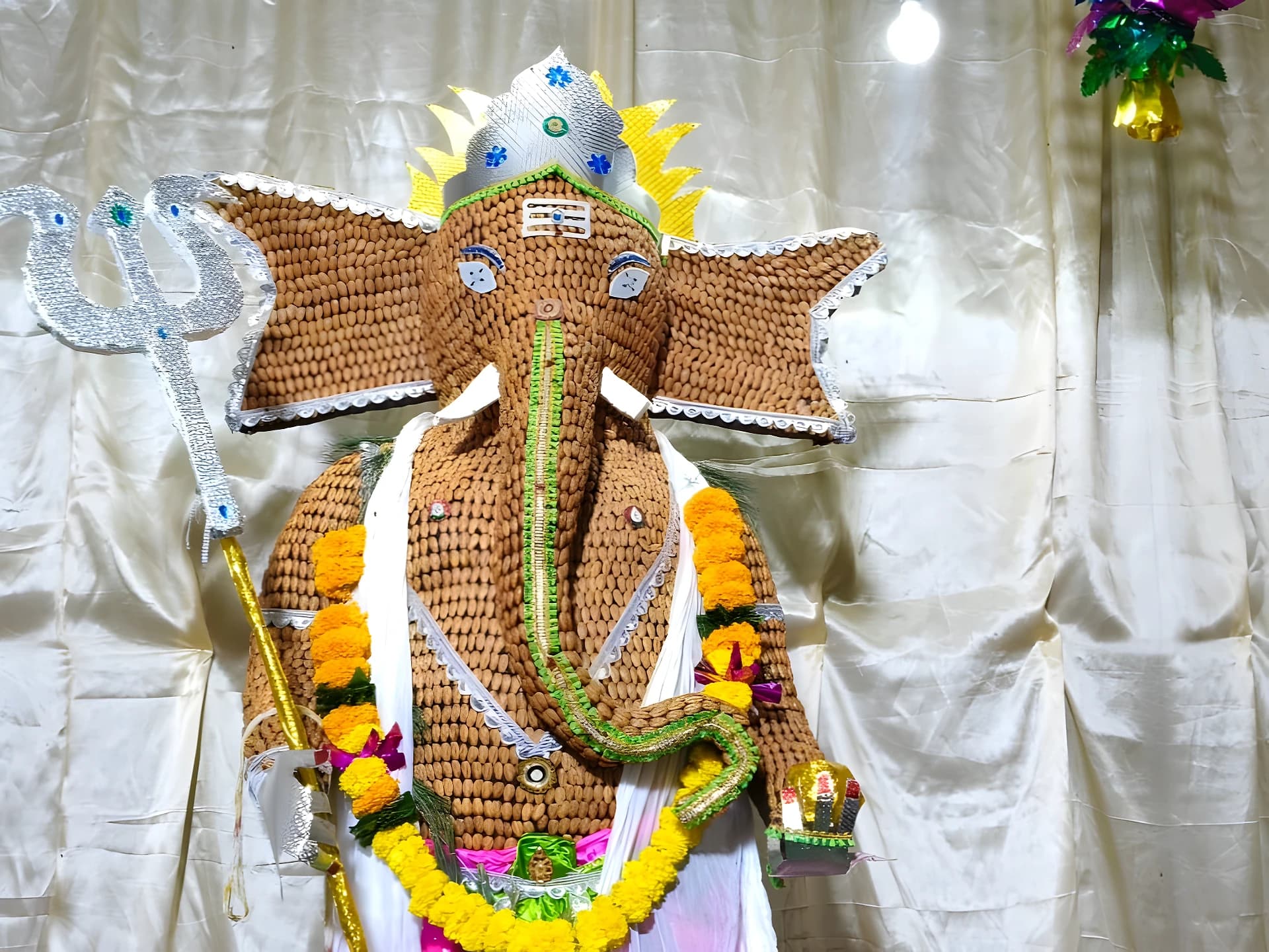 ప్లాస్టిక్ బాదంపప్పుతో గణపతి