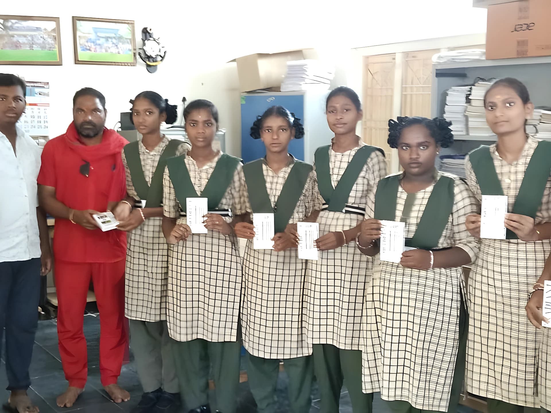 స్కూల్ స్టూడెంట్స్కి పెన్నుల పంపిణీ