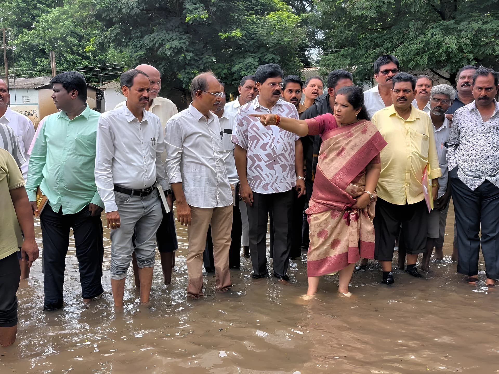 సాలూరు ఆర్టీసీ కాంప్లెక్స్ను పరిశీలించిన మంత్రి