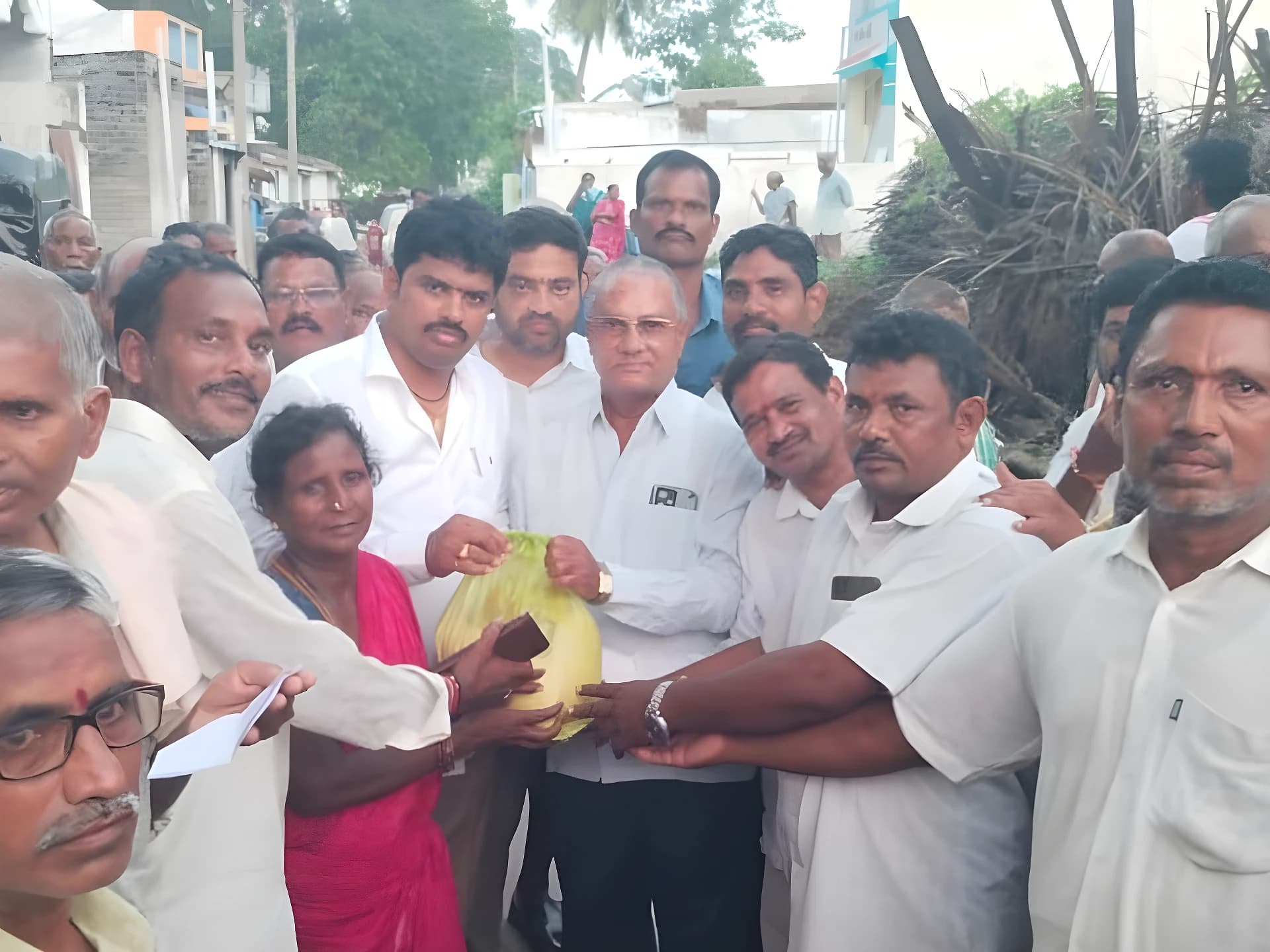 వరద బాధితులకు సరుకుల పంపిణీ