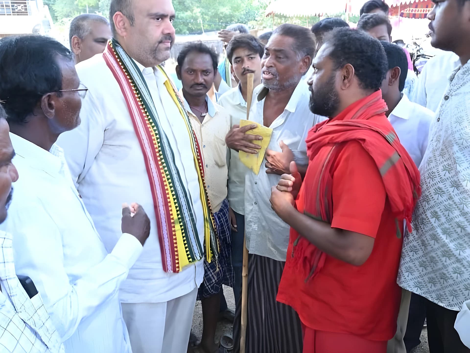కుమార్తె ఆచూకీ కోసం తల్లిదండ్రుల ఆవేదన