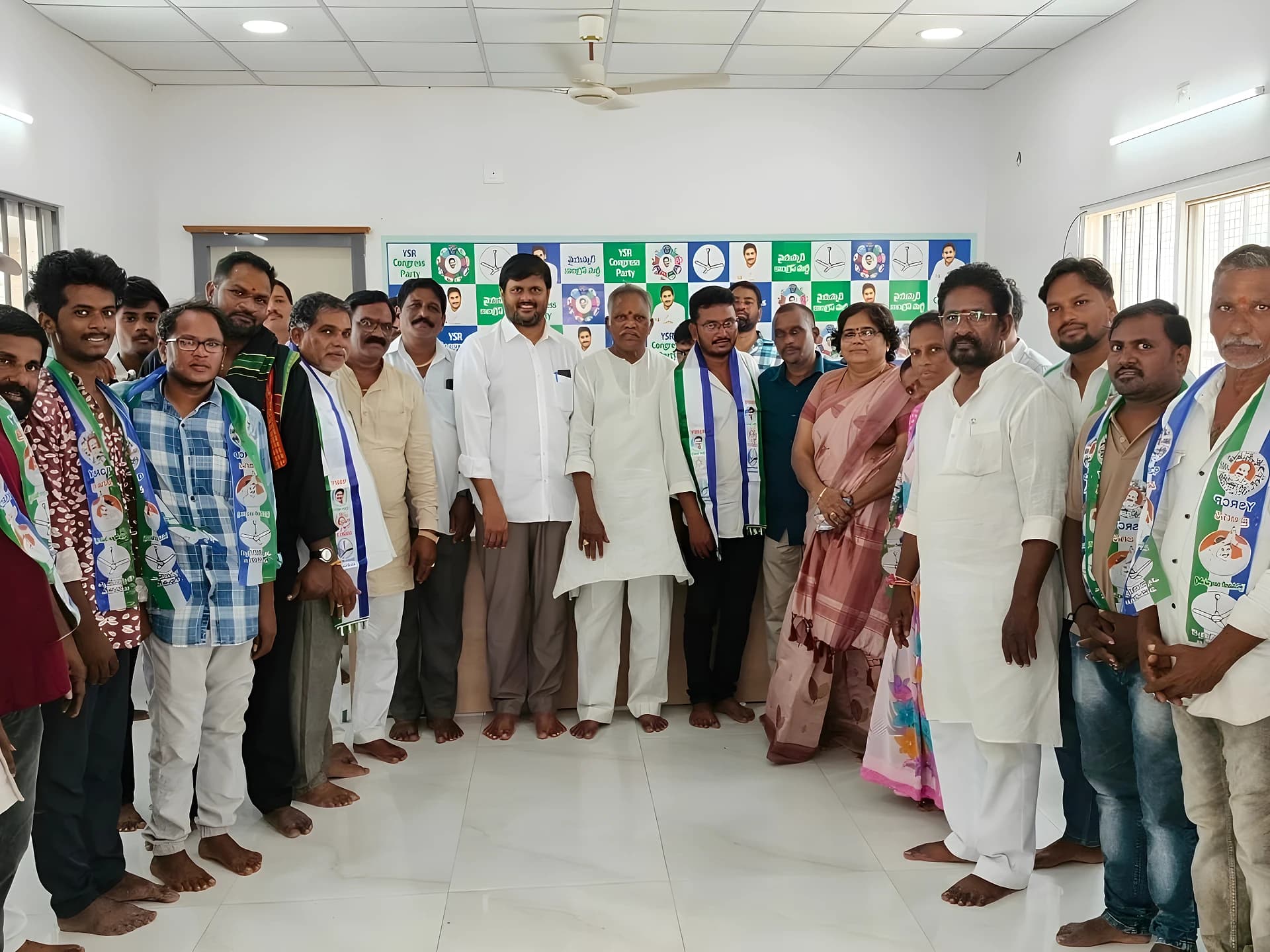 YCP లోకి చేరిన 12 కుటుంబాలు