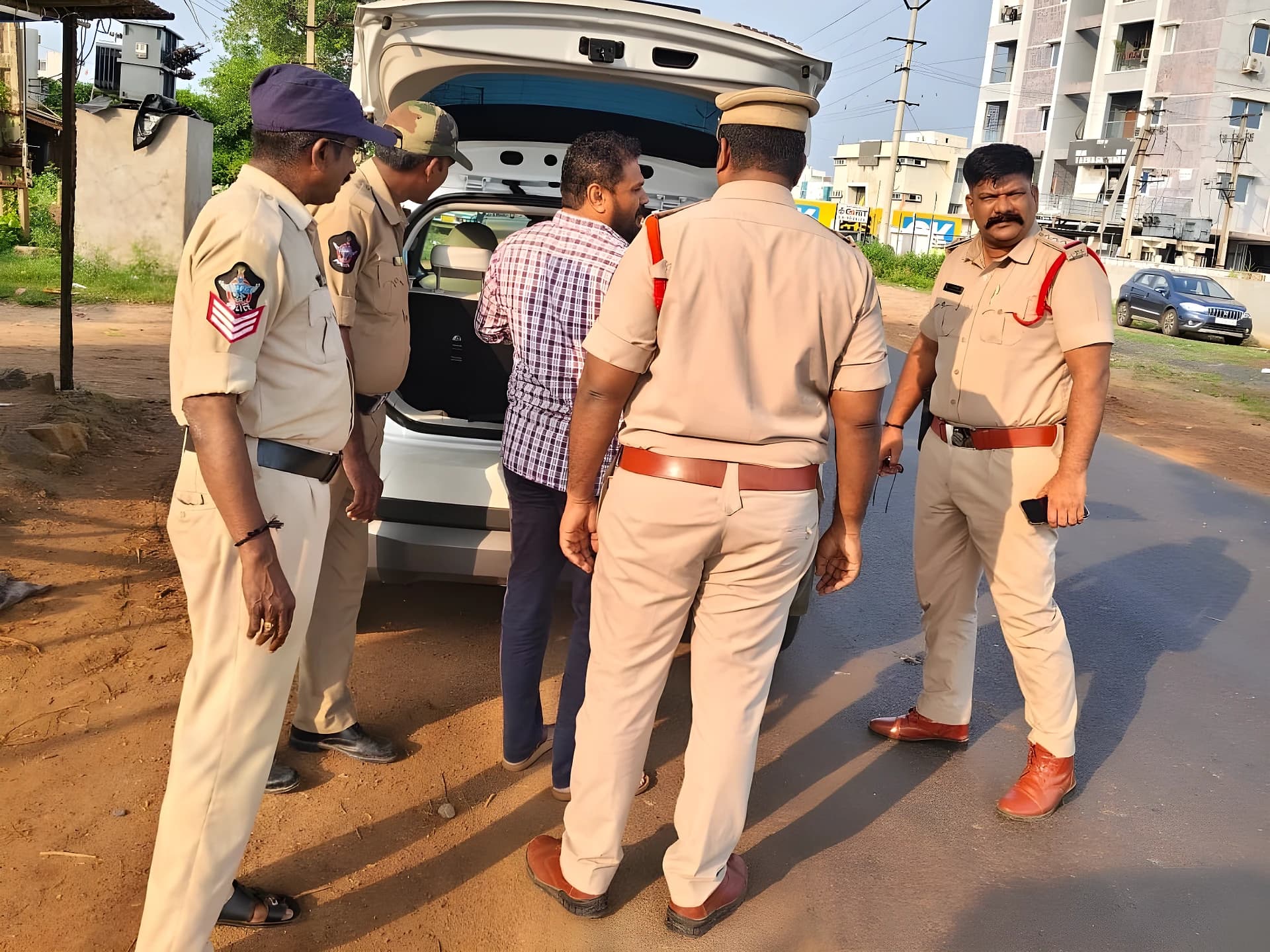 ఎన్నికల వేళ.. వాహనాలపై పోలీసుల నిఘా