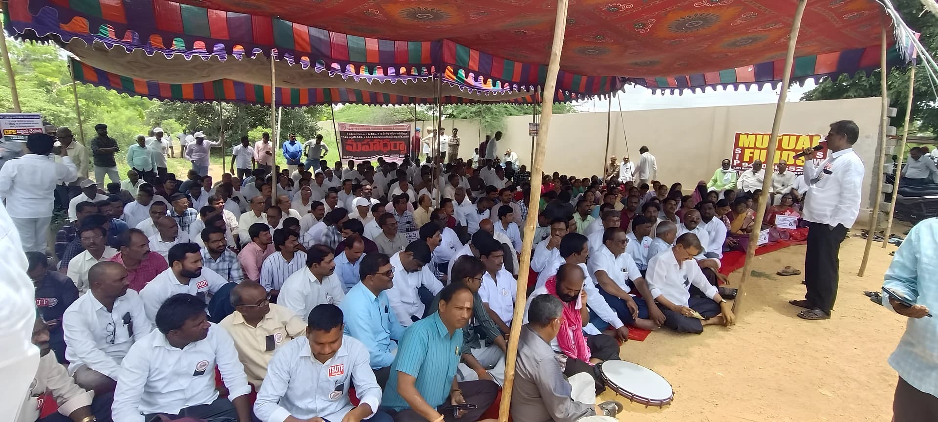 ఉద్యోగుల సమస్యలు పరిష్కరించాలని ధర్నా