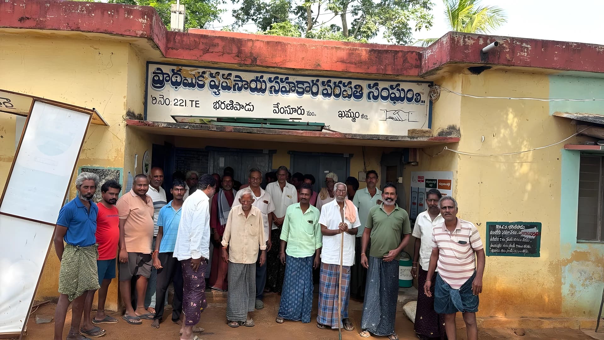 నల్లబజారుకు యూరియా తరలింపు ఆపాలంటూ ధర్నా