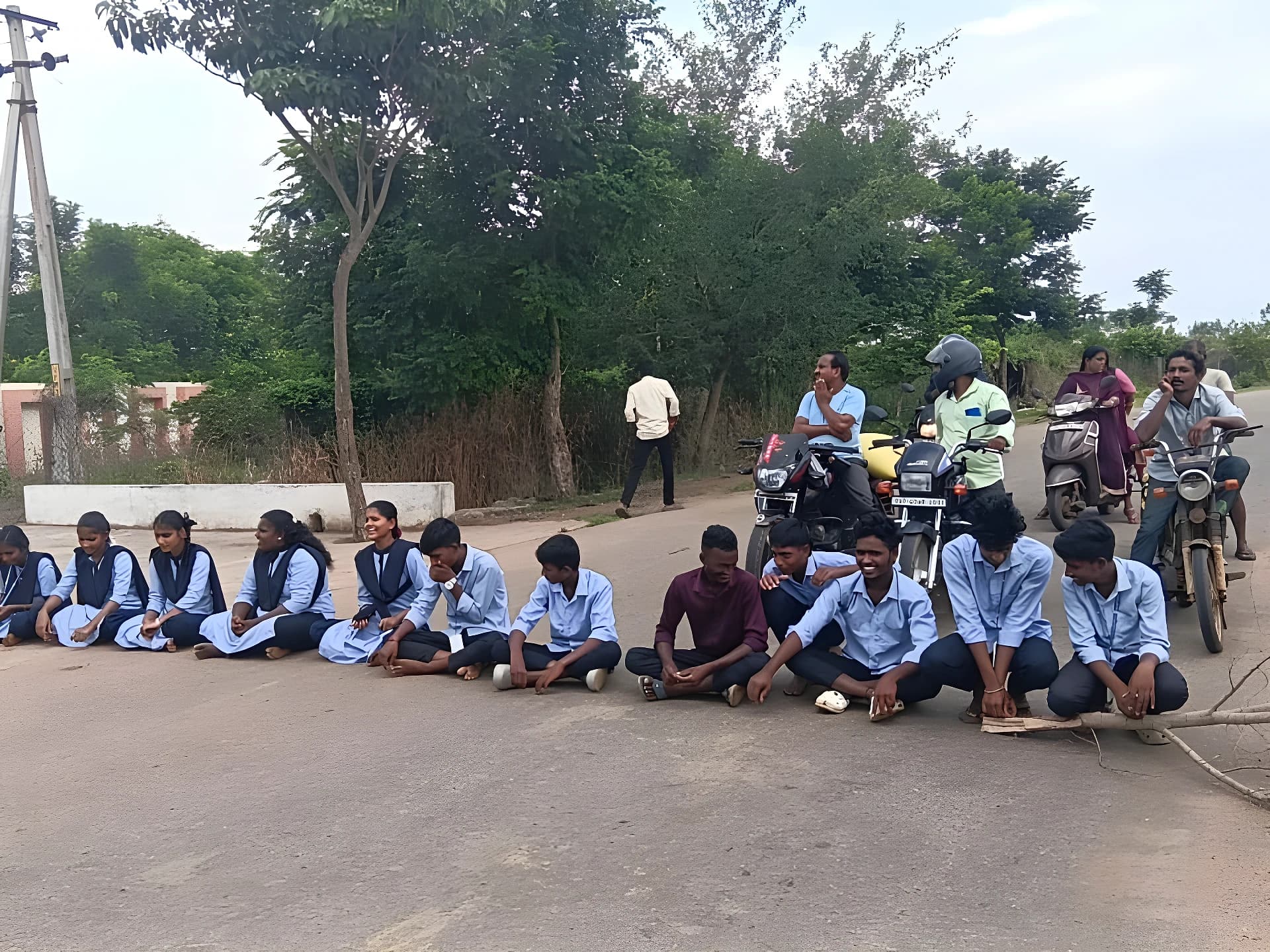 సివిక్స్ లెక్చరర్ లేడు : కందుకూరు స్టూడెంట్స్