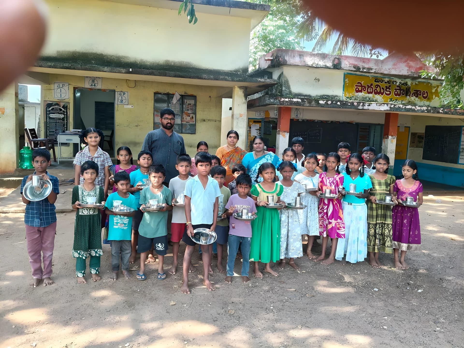 స్కూల్ పిల్లల కోసం ఆటో డ్రైవర్ హెల్ప్