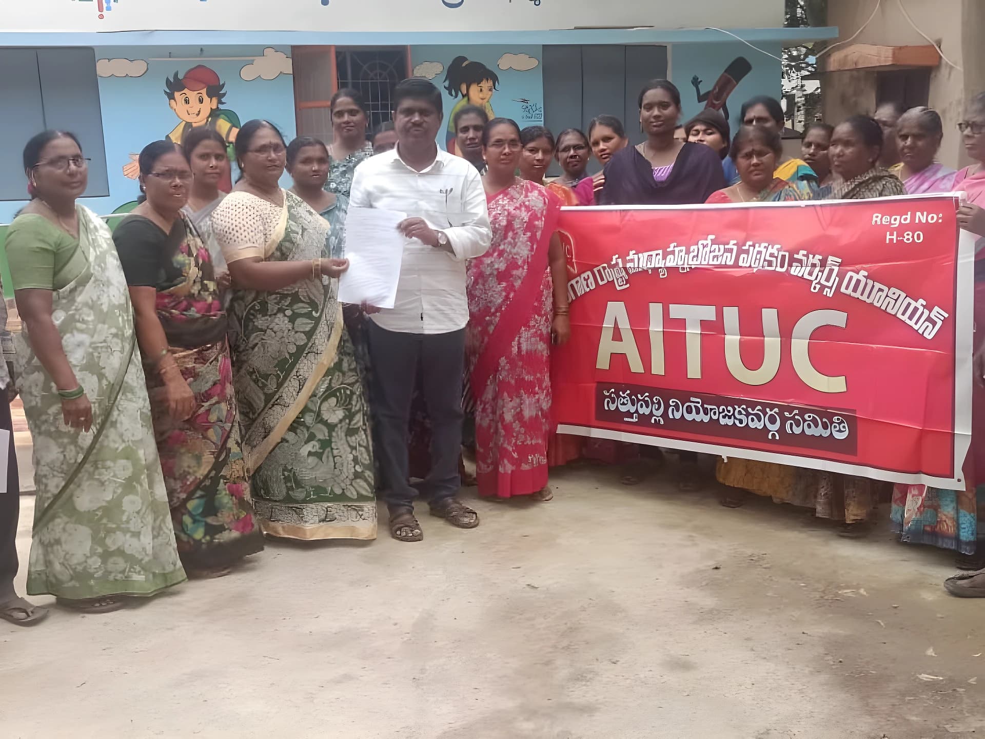 మధ్యాహ్న భోజన కార్మికుల ధర్నా: వేతనం పెంచాలి