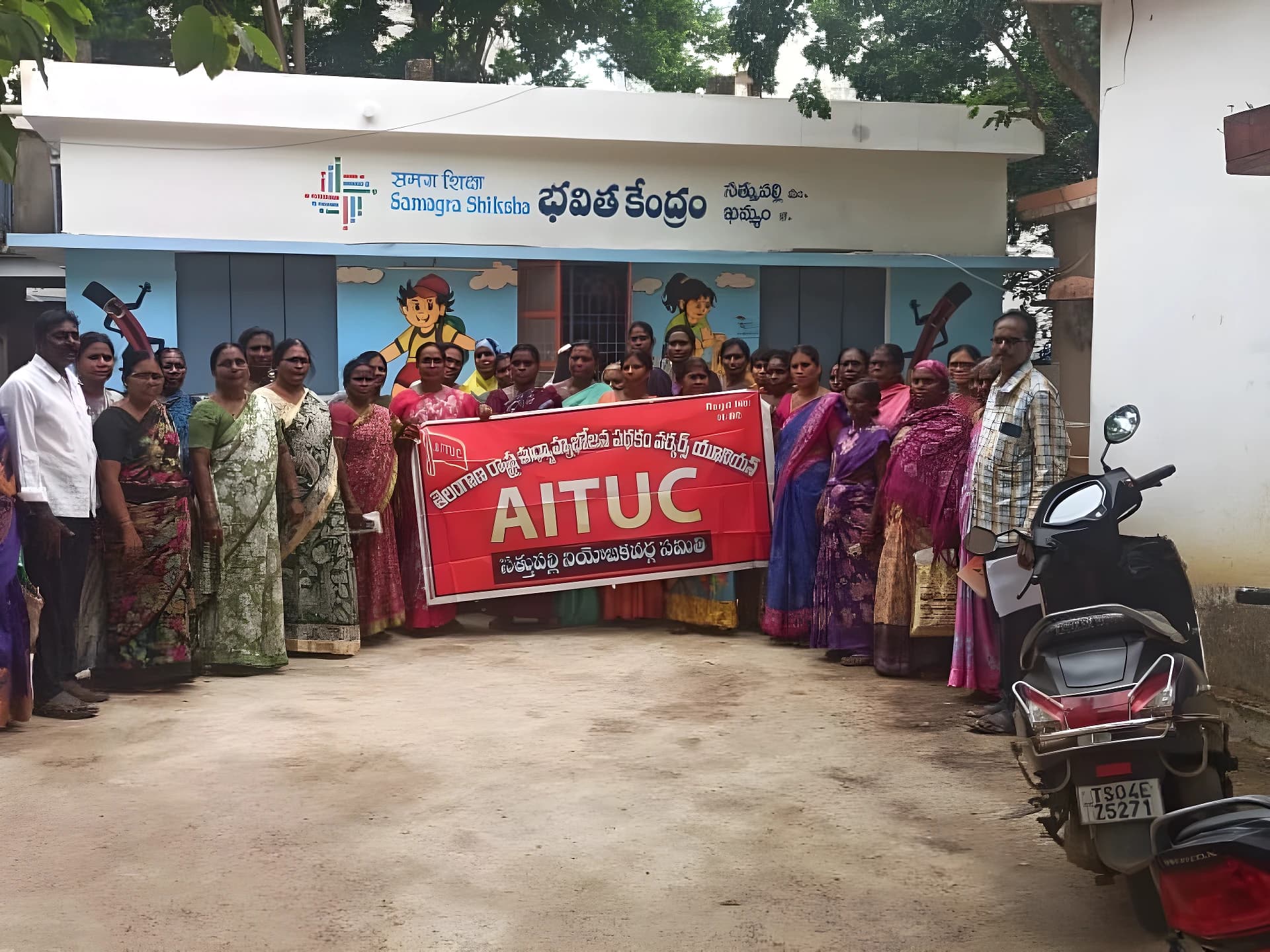 మధ్యాహ్న భోజన కార్మికుల ధర్నా: వేతనం పెంచాలి