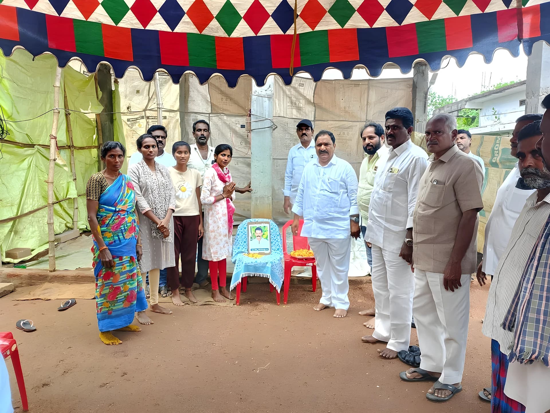 పిడుగుపాటు మృతి కుటుంబాన్ని ఆదుకోవాలి