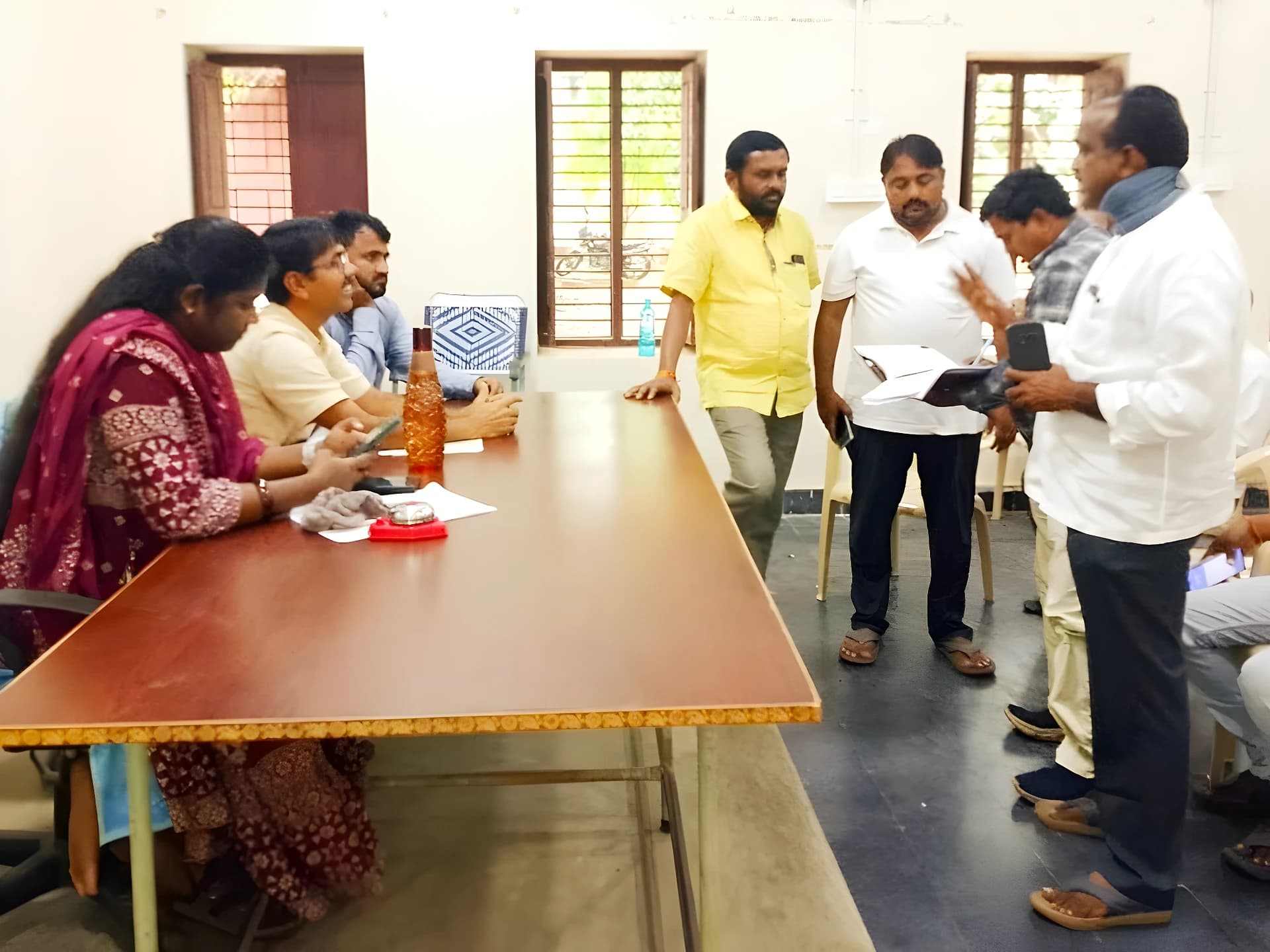 విద్యుత్ అధికారుల తీరుపై సర్పంచుల గుస్సా..