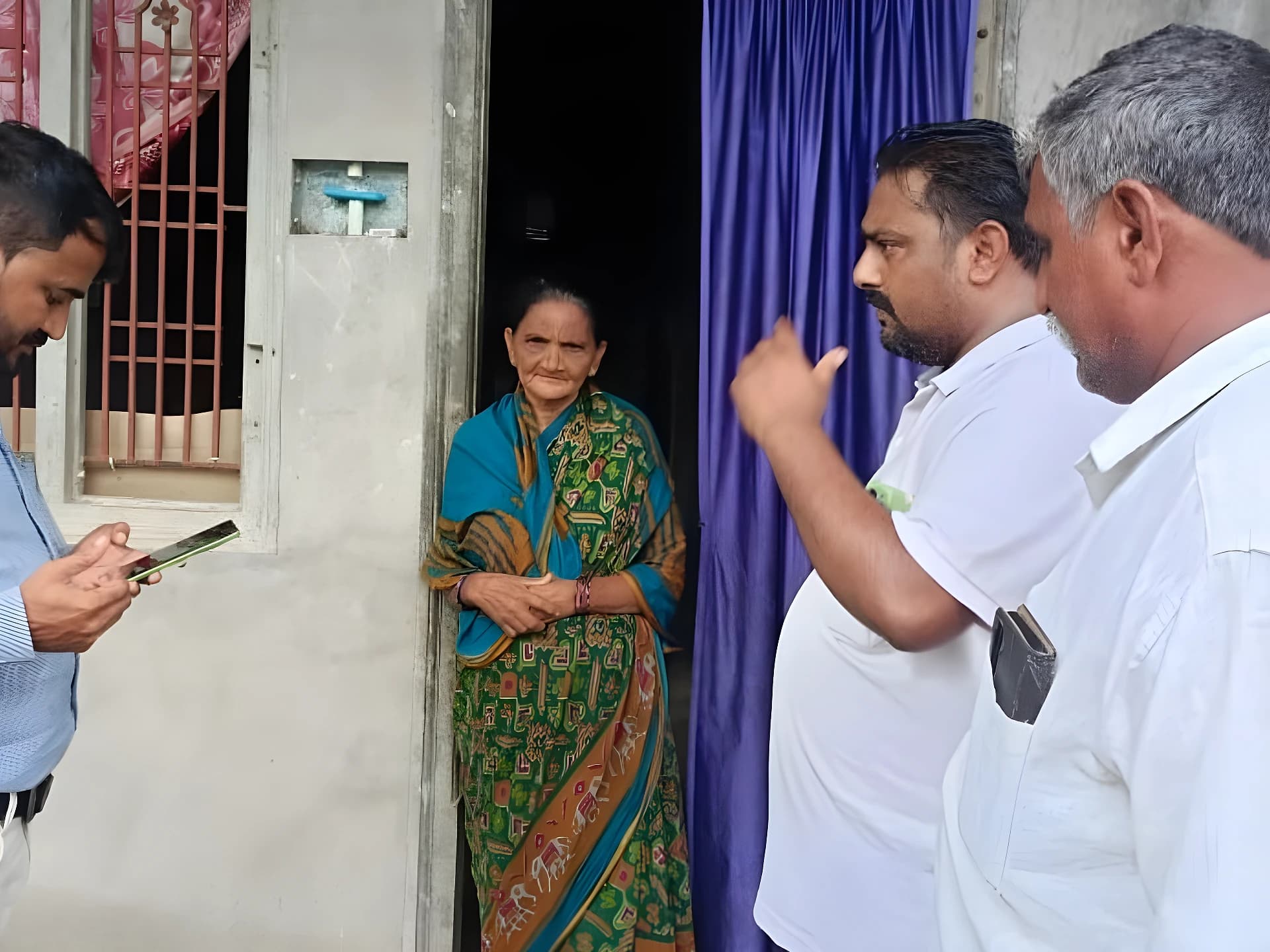వర్షంలోనూ పింఛన్ల పరిశీలన.. MPDO సైతం!