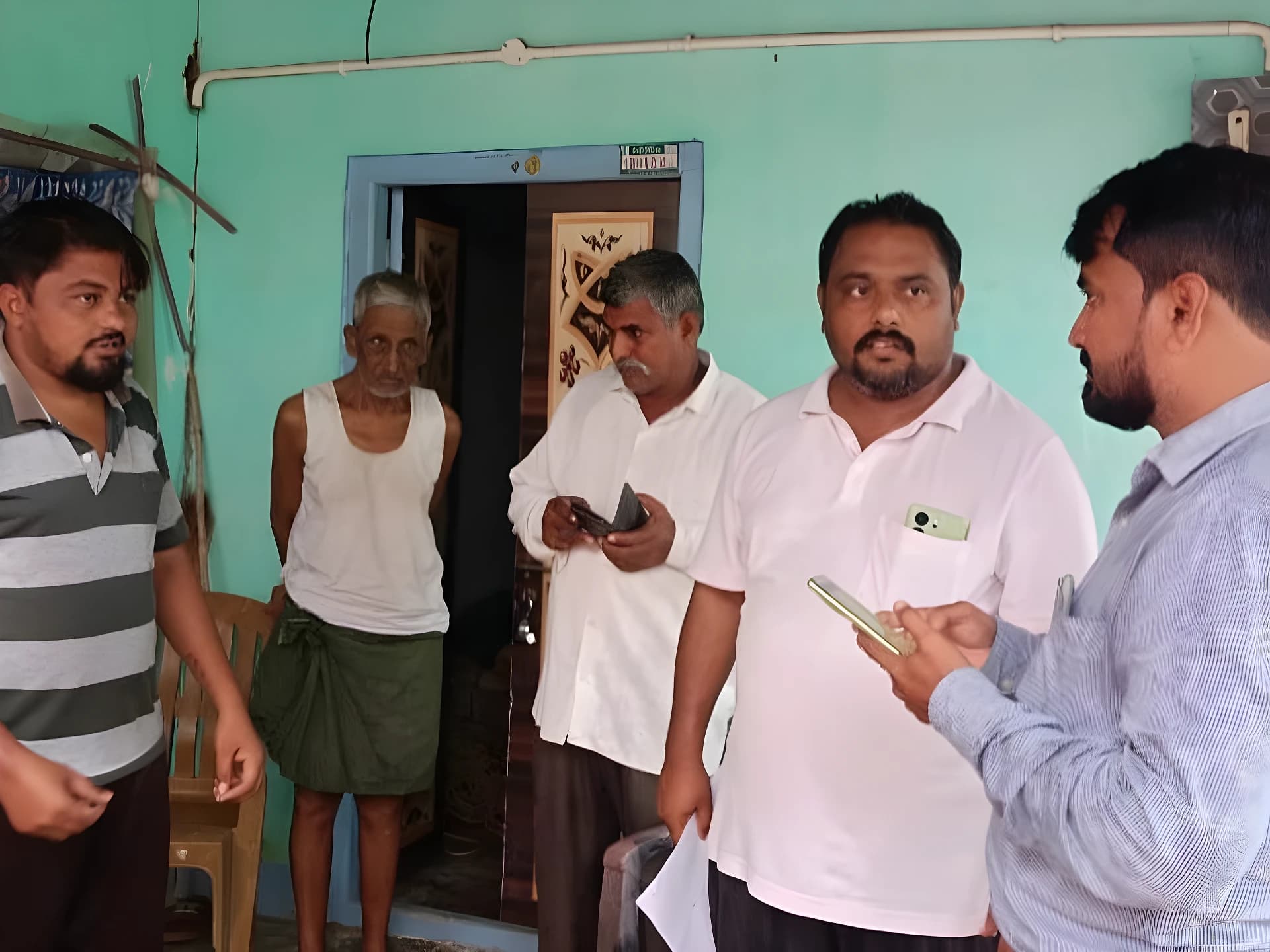 వర్షంలోనూ పింఛన్ల పరిశీలన.. MPDO సైతం!