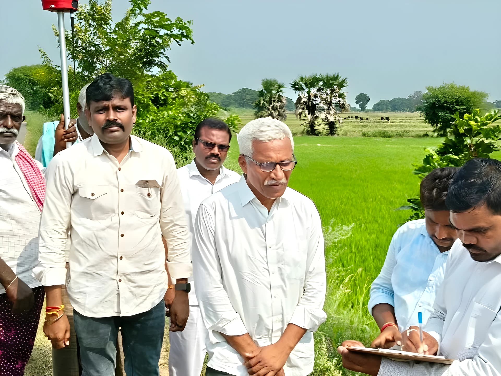 భూ రీసర్వేని పరిశీలించిన అదనపు కలెక్టర్
