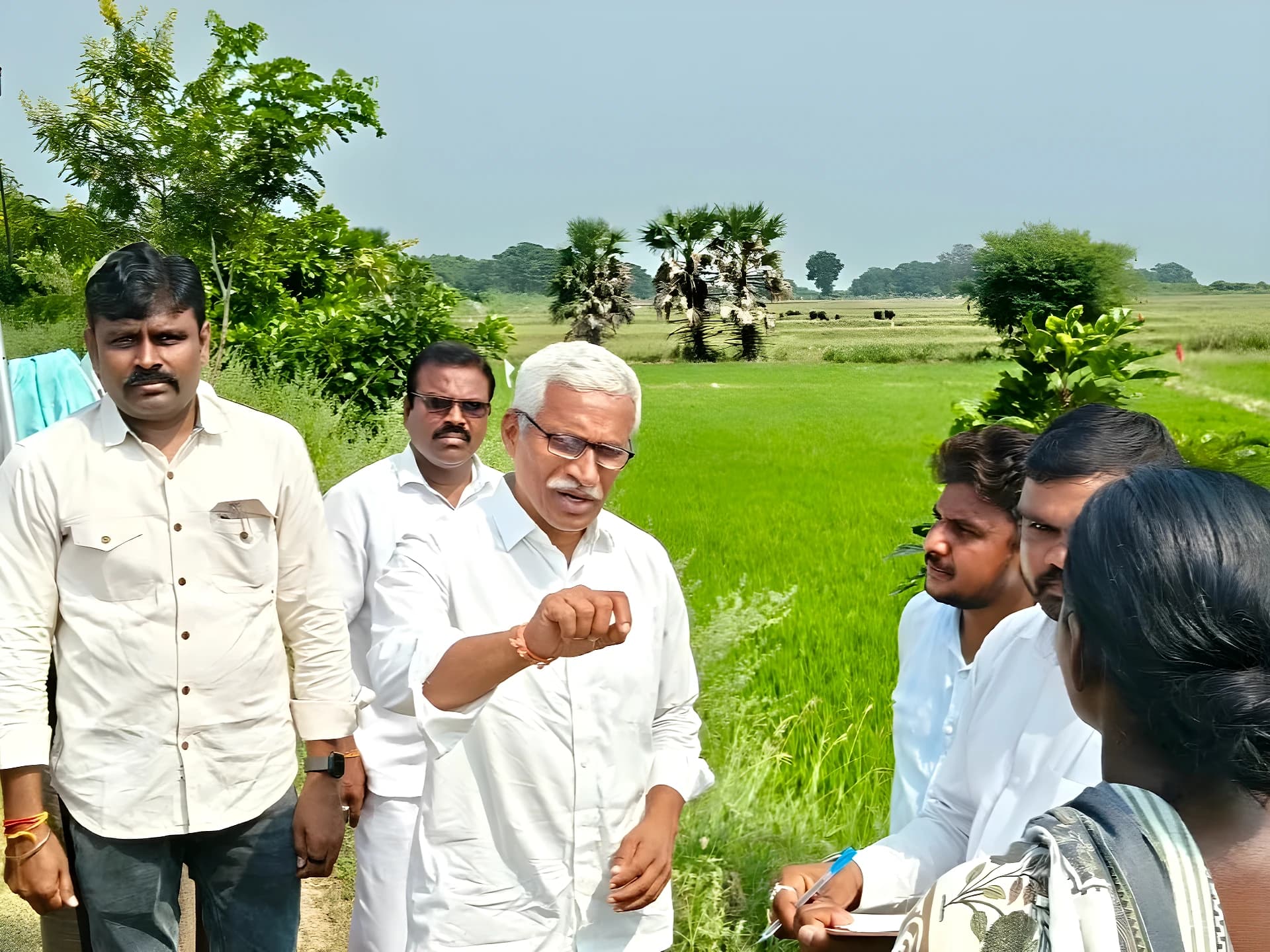 భూ రీసర్వేని పరిశీలించిన అదనపు కలెక్టర్