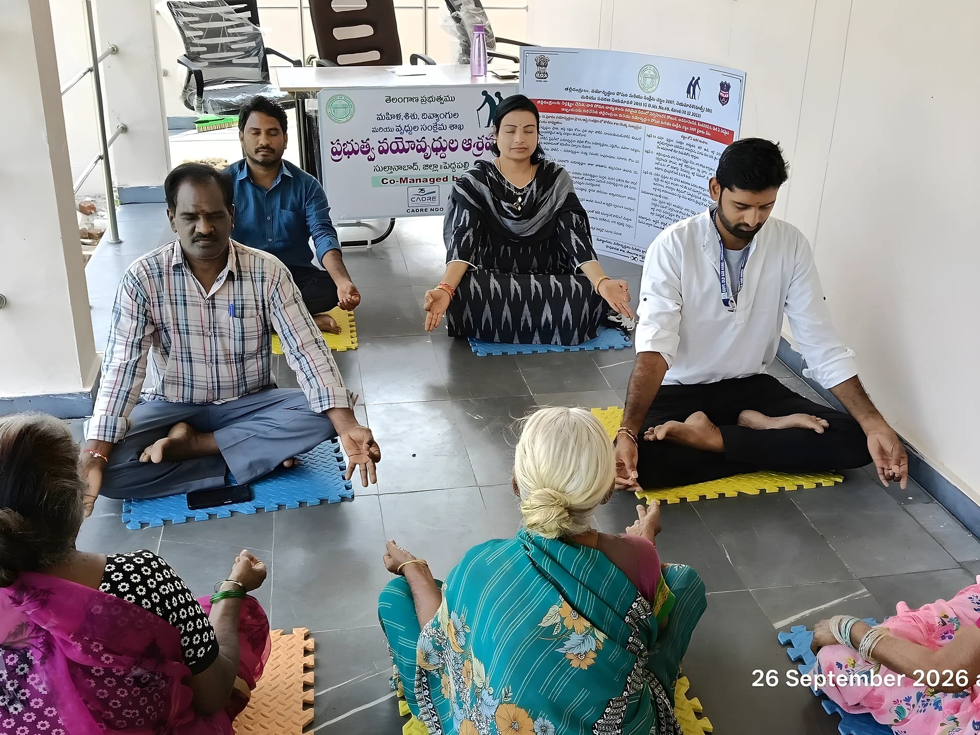 వయోవృద్ధులతో కలిసి యోగా చేసిన కమిషనర్