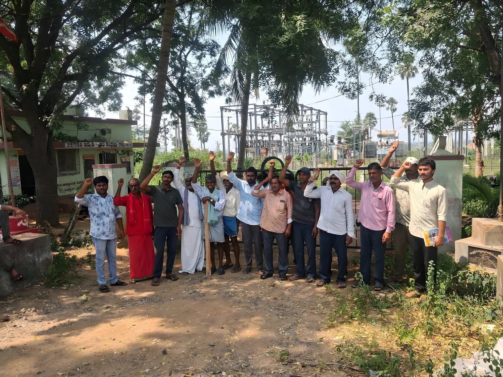 కరెంట్ సబ్స్టేషన్ ముందు రైతుల నిరసన
