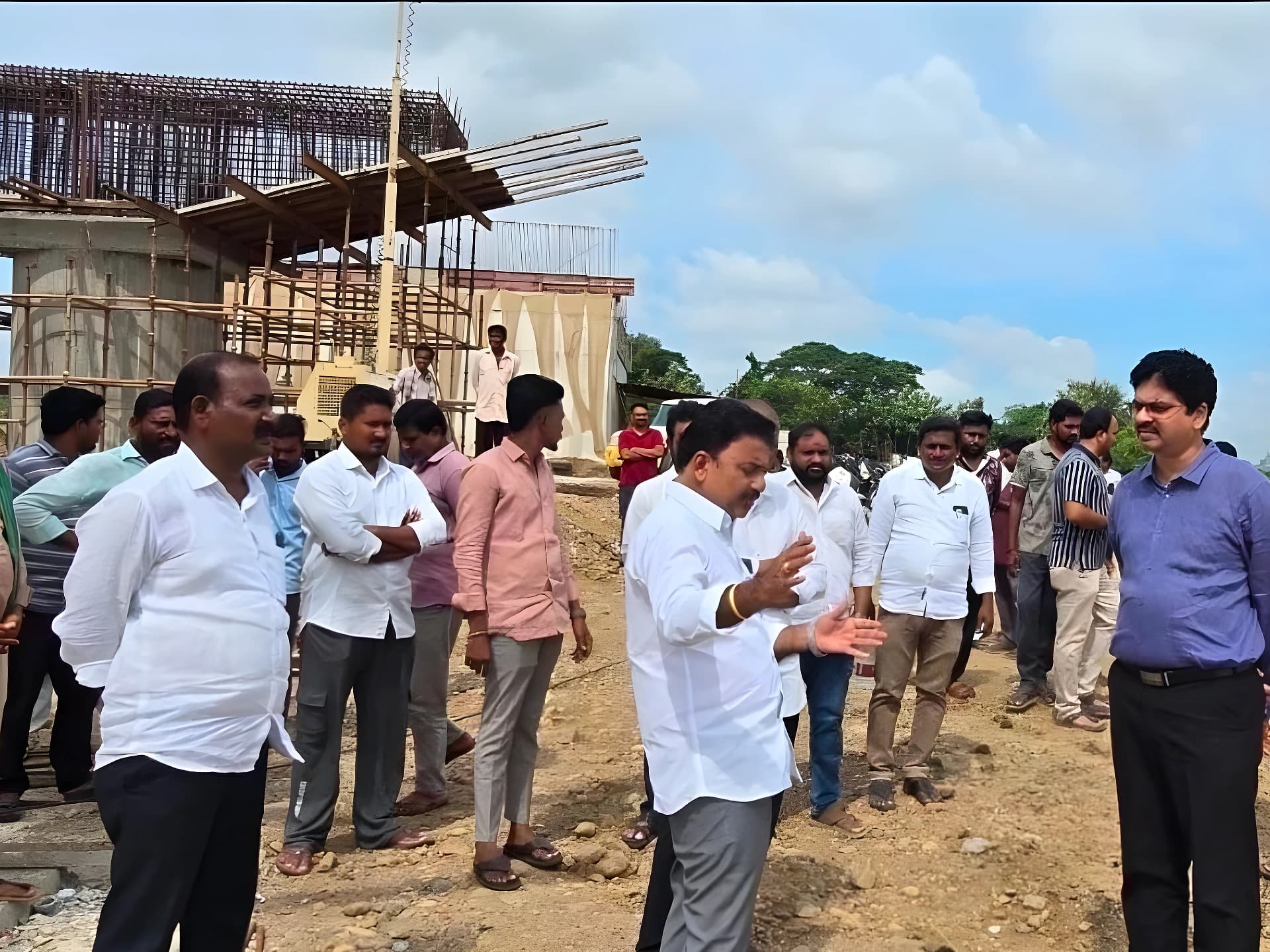 హైలెవెల్ బ్రిడ్జి పనుల పరిశీలన