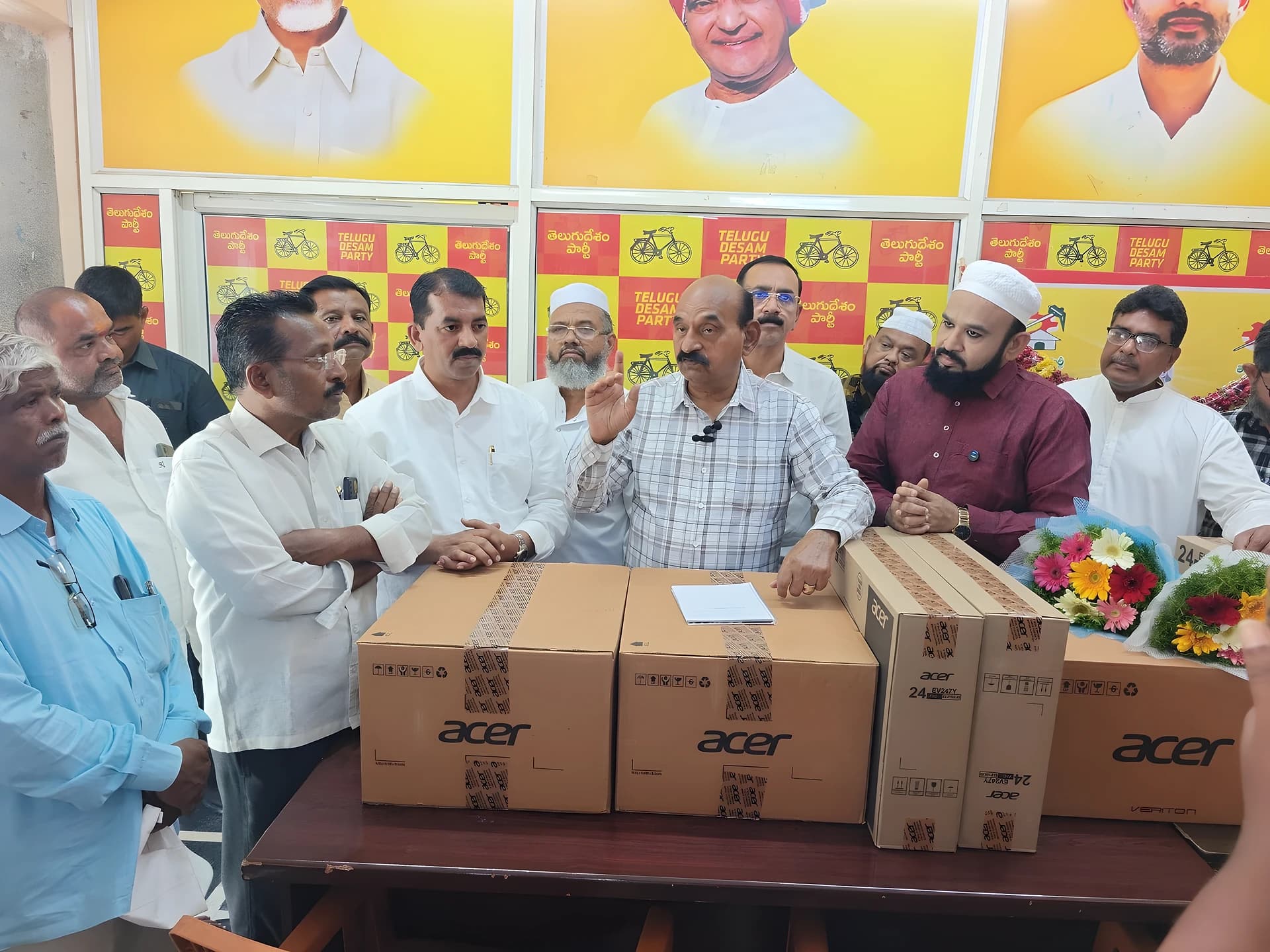 కొత్త కంప్యూటర్లు.. AI కోర్సుల్లో శిక్షణ