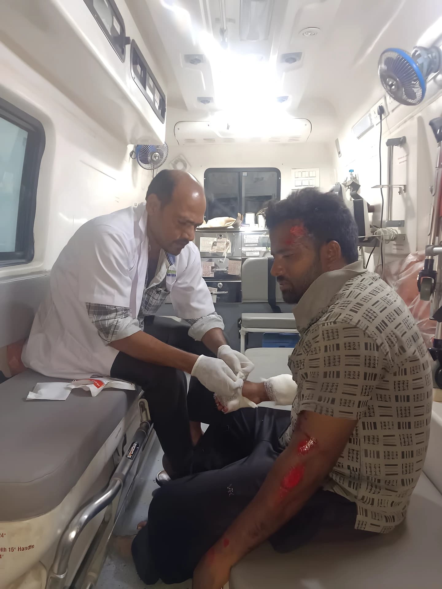 రోడ్డు ప్రమాదంలో వ్యక్తికి గాయాలు