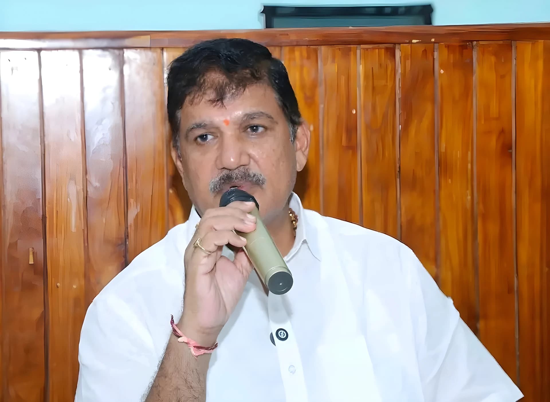 ఆ దొంగలను వదలను: ఎమ్మెల్యే ధూళిపాళ్ల నరేంద్ర