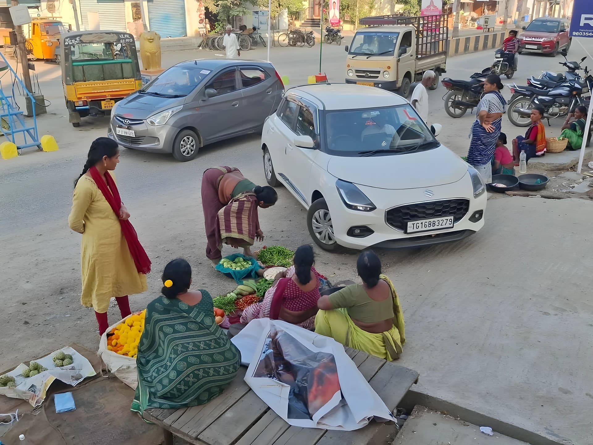 కూరగాయల మార్కెట్తో రాకపోకలకు ఆటంకం