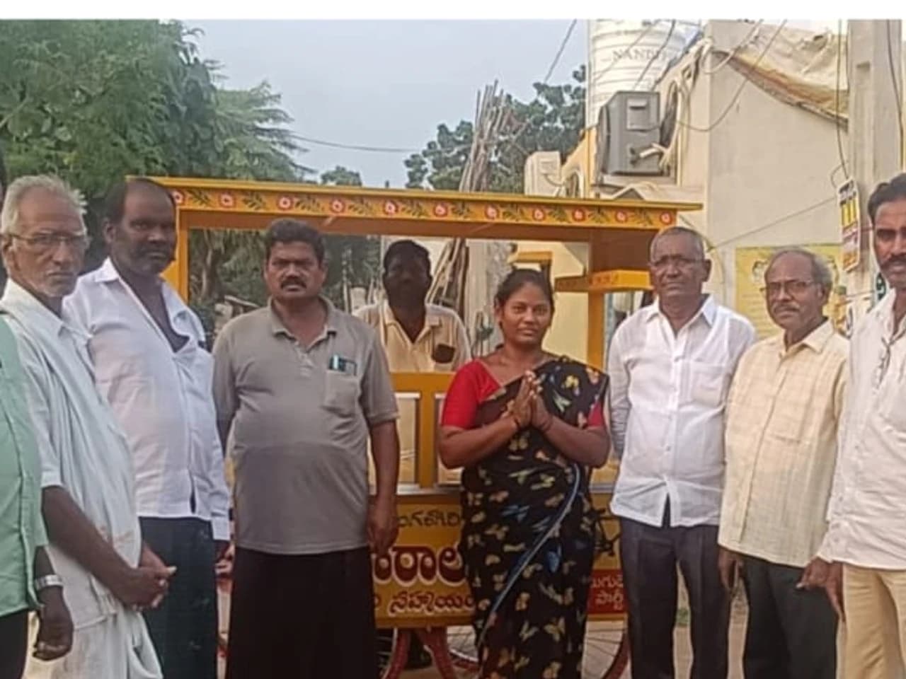 చిరు వ్యాపారులకు టిఫిన్ బండ్లు!