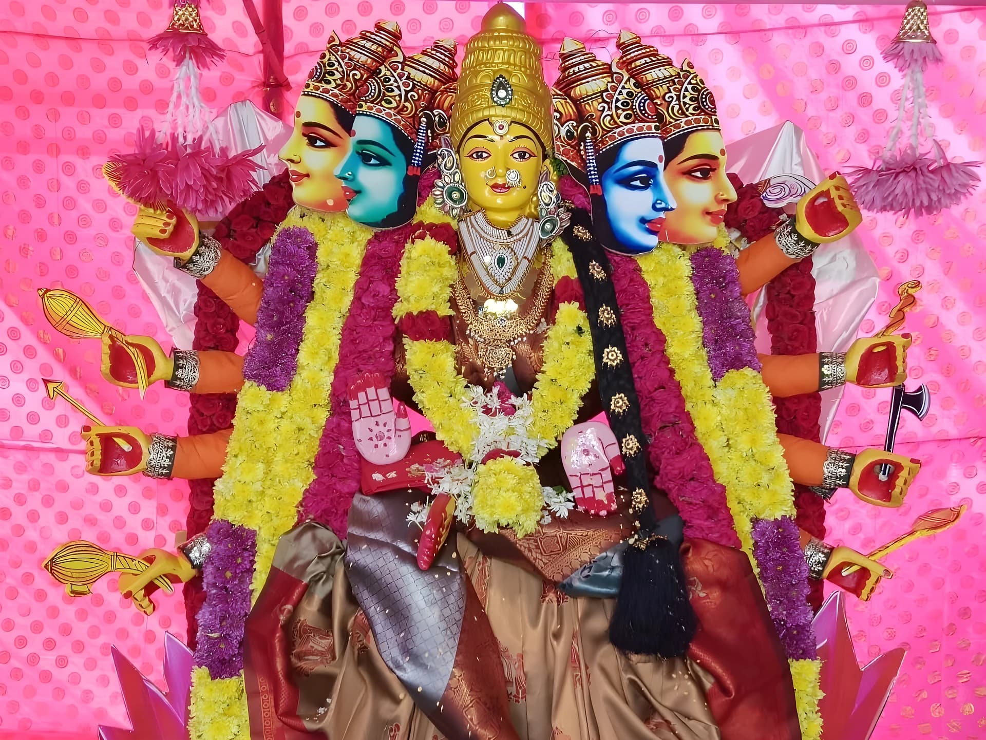 శ్రీ గాయత్రీ దేవిగా దర్శనమిచ్చిన దుర్గమ్మ
