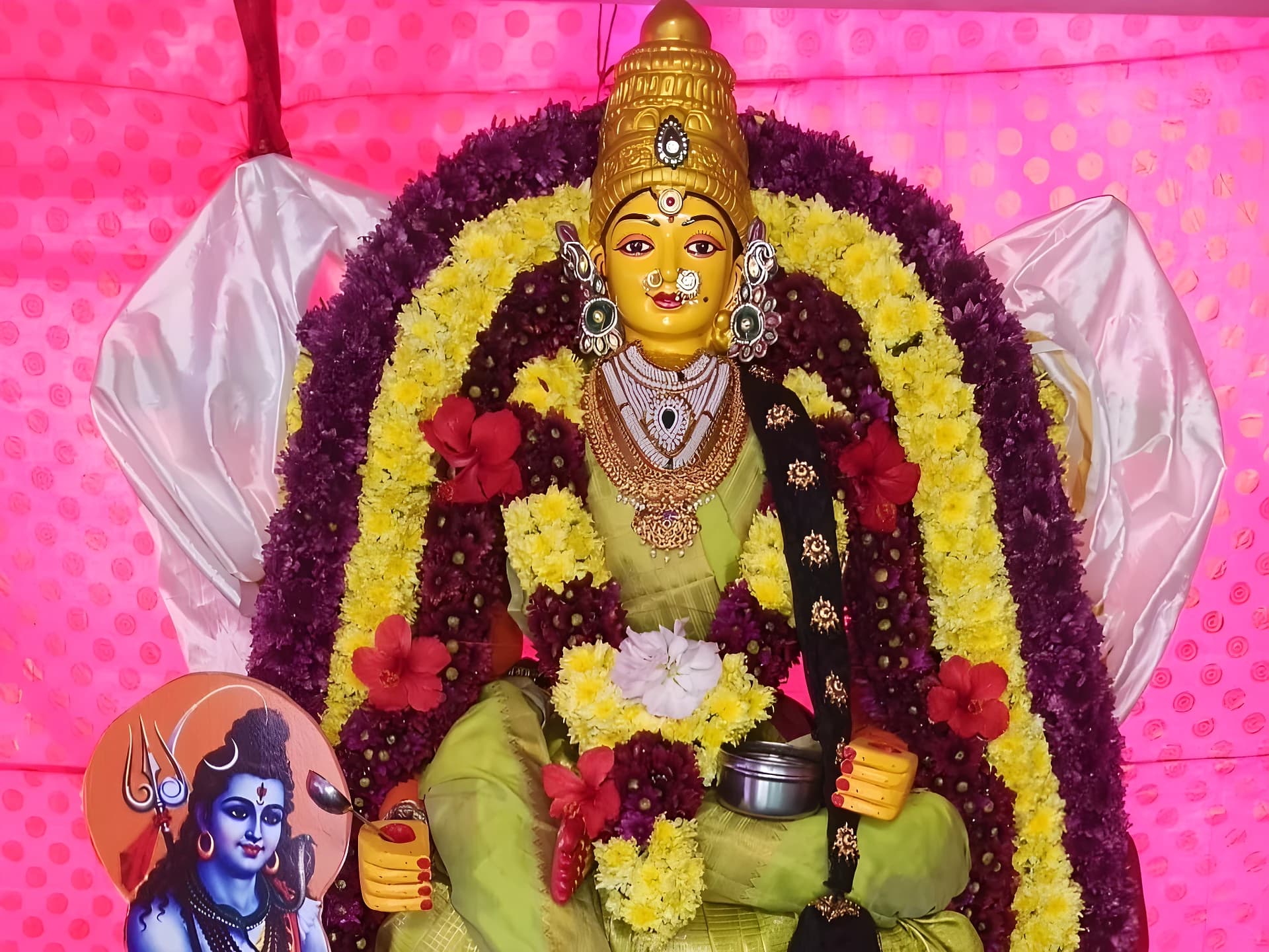 మంగళగిరిలో ప్రత్యేకంగా దుర్గమ్మ అలంకరణ