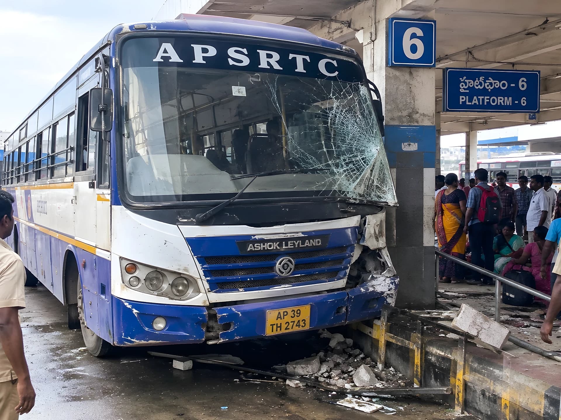 ప్రయాణికులపైకి దూసుకొచ్చిన బస్సు