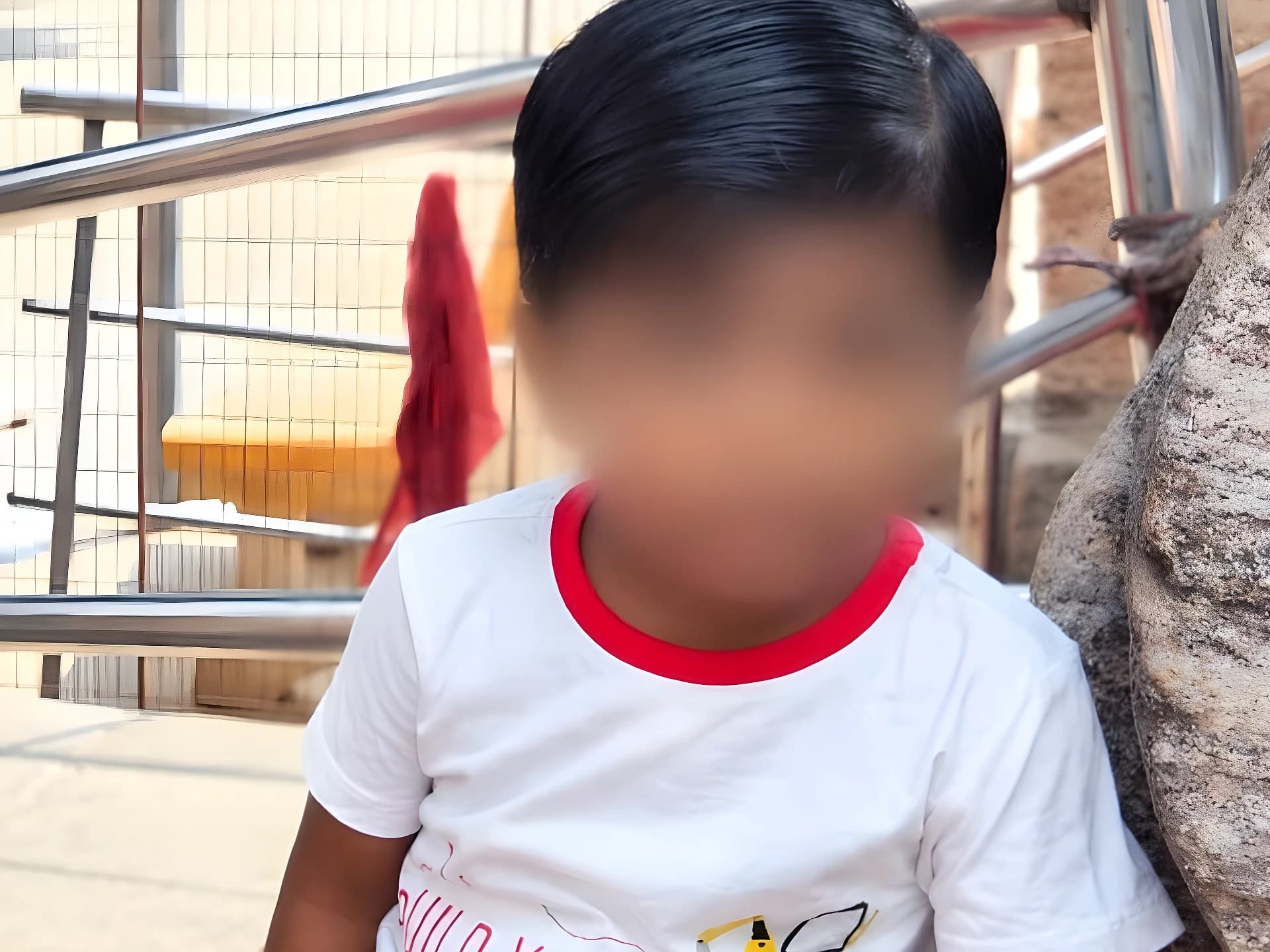 బస్సు ప్రమాదంలో చిన్నారికి తీవ్ర గాయాలు